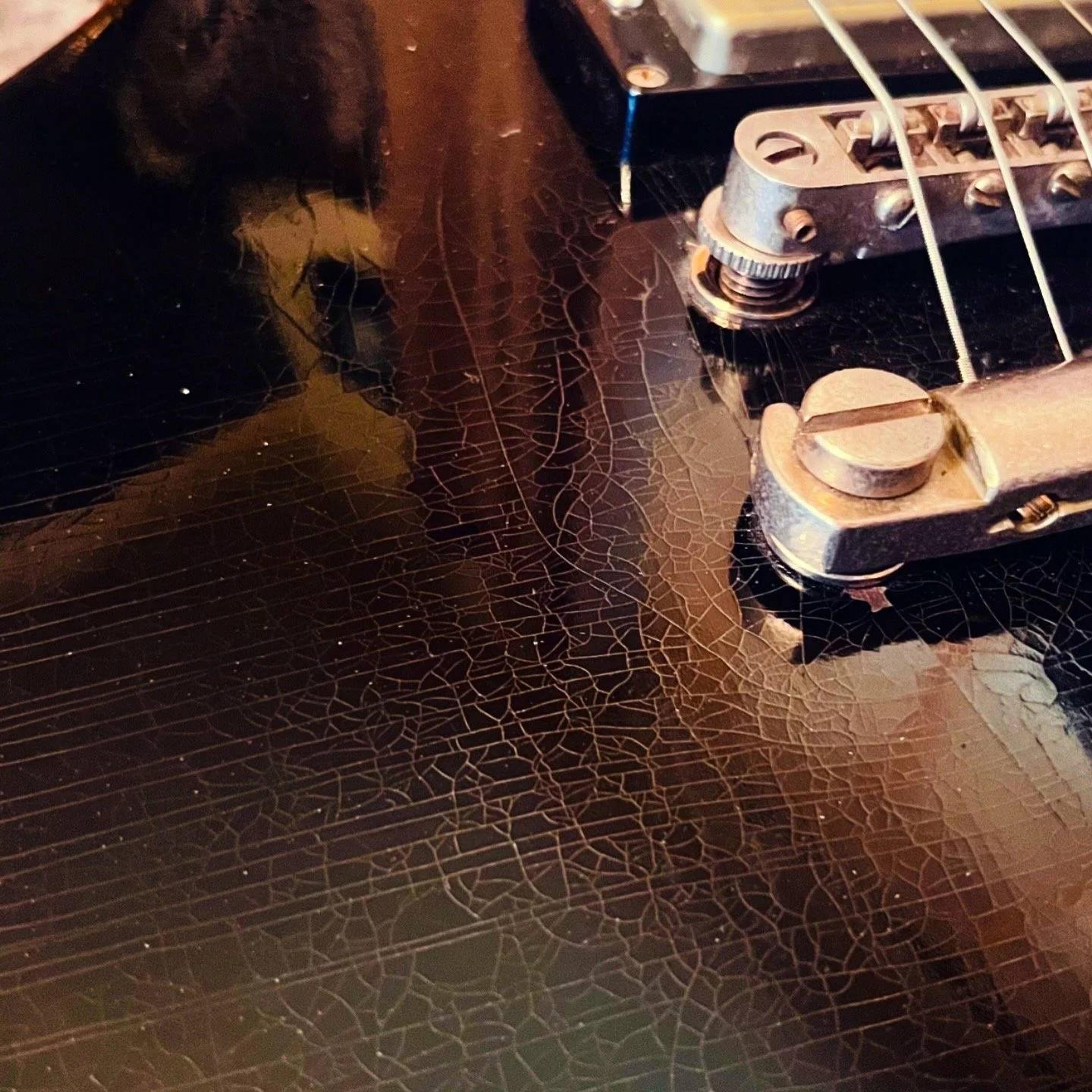 Les Pul standard resin - aged Black - bridge close up detail