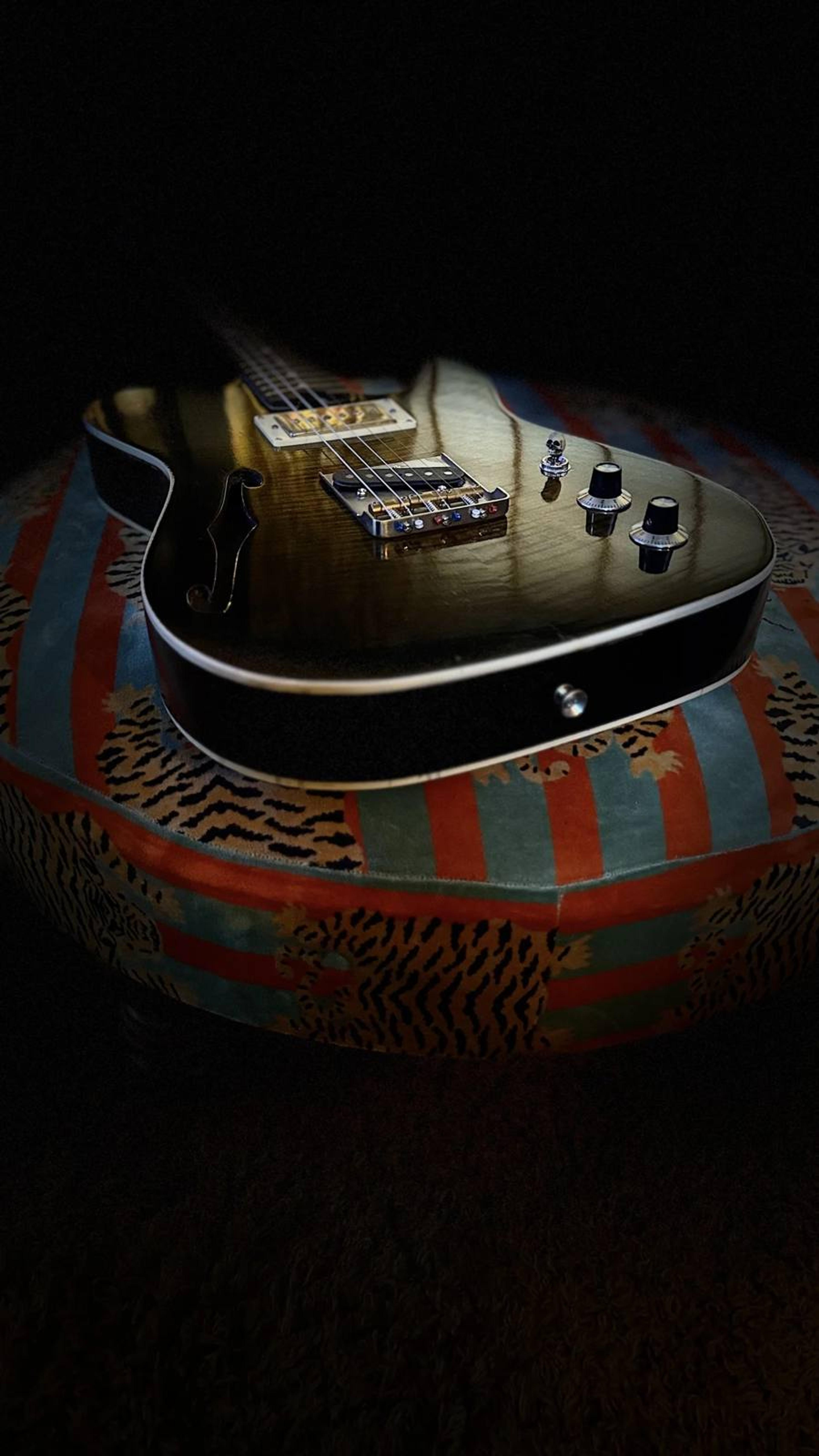 The Lost Model Thickline - Hollow body, flame maple cap, sycamore back, maple neck, rosewood board, Thomas Nilsen HB sized P90 neck, BKP Old Guard bridge, relic tobaccoburst paint, Double bound guitar from Blind Johns Guitars - studio 2