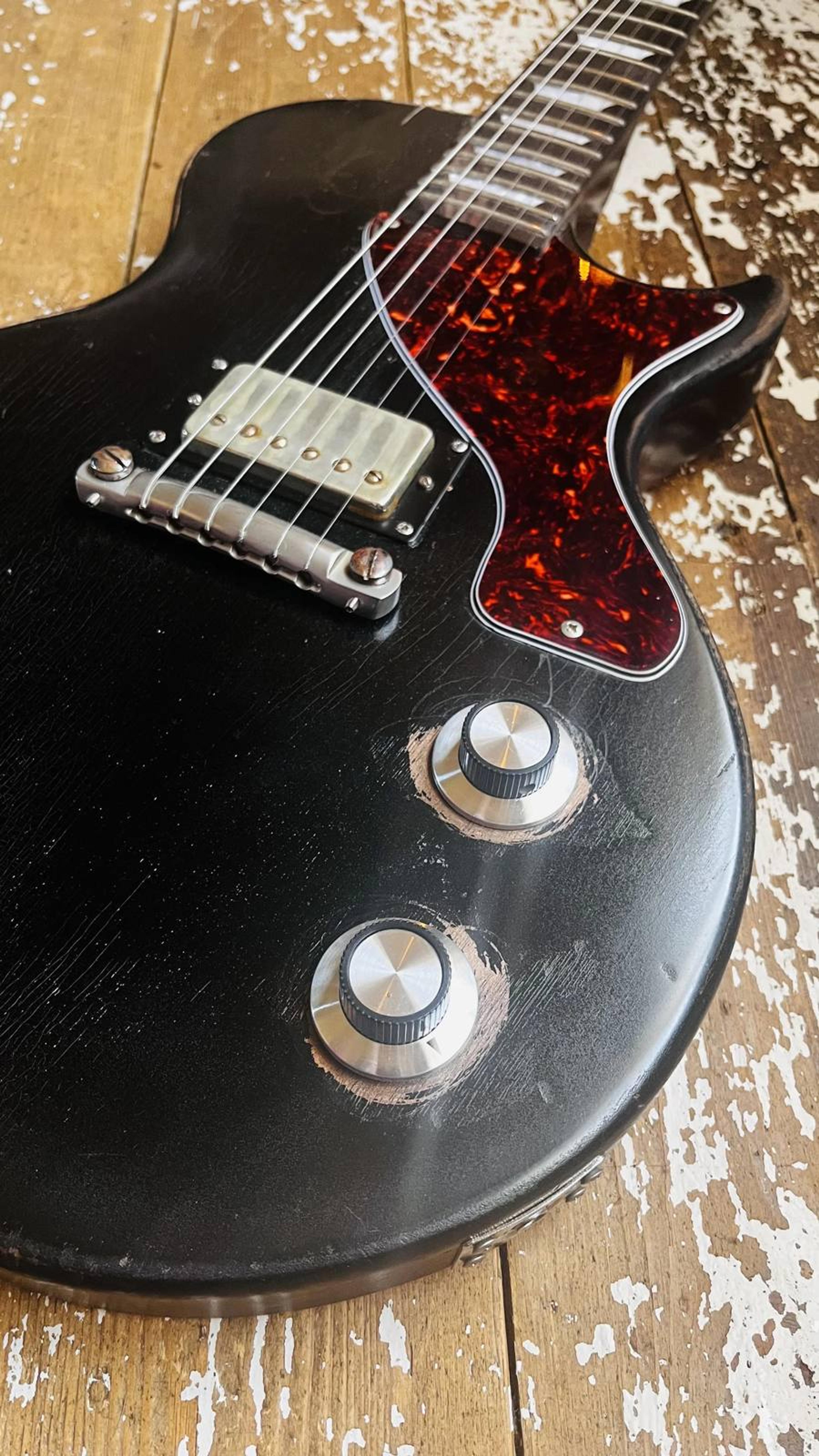 The Rebel Custom - Black LP Junior type - heavy relic black - single Nilsen Humbucker - hand cut pickguard