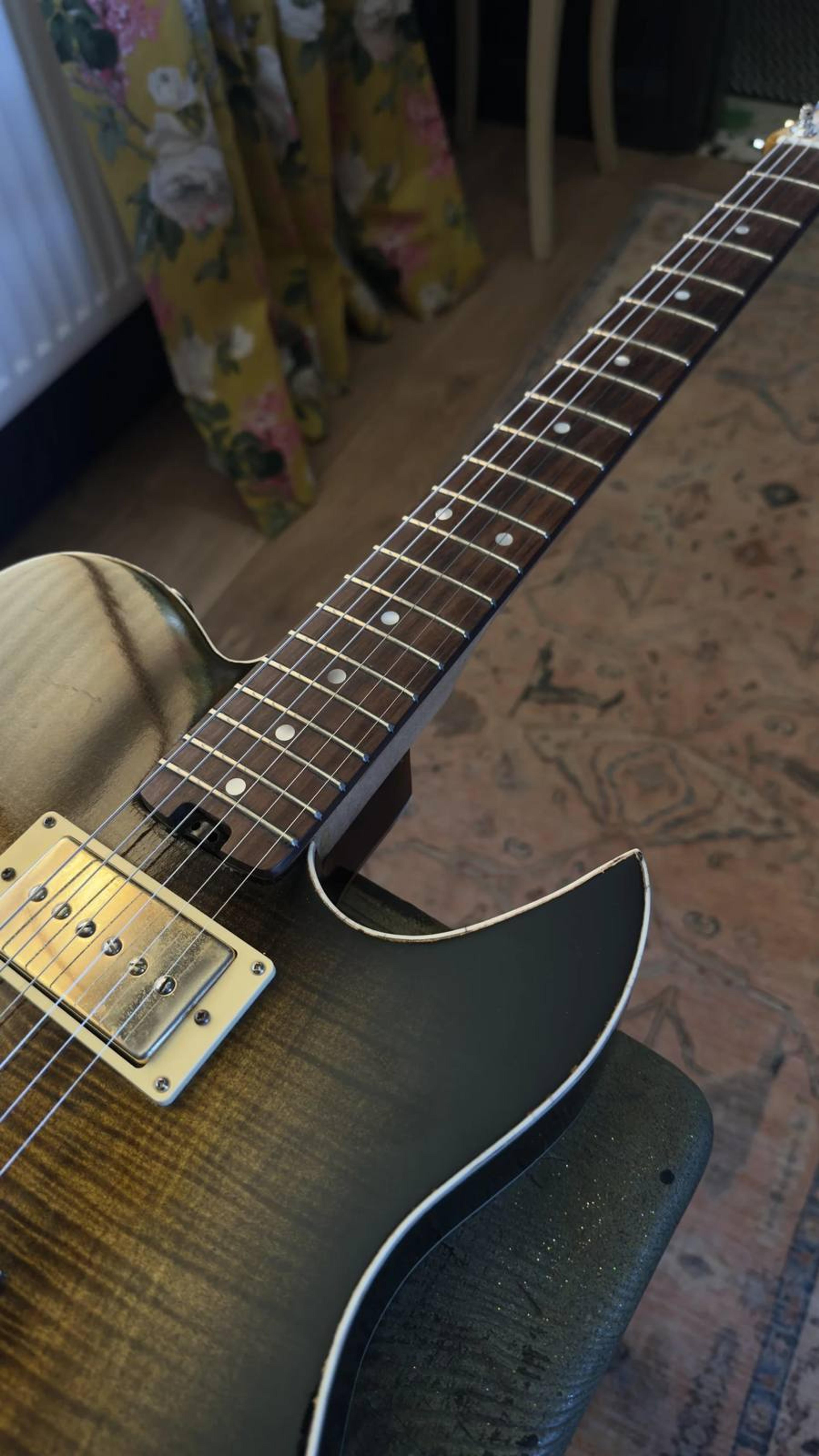 The Lost Model Thickline - Hollow body, flame maple cap, sycamore back, maple neck, rosewood board, Thomas Nilsen HB sized P90 neck, BKP Old Guard bridge, relic tobaccoburst paint, Double bound guitar from Blind Johns Guitars - neck detail