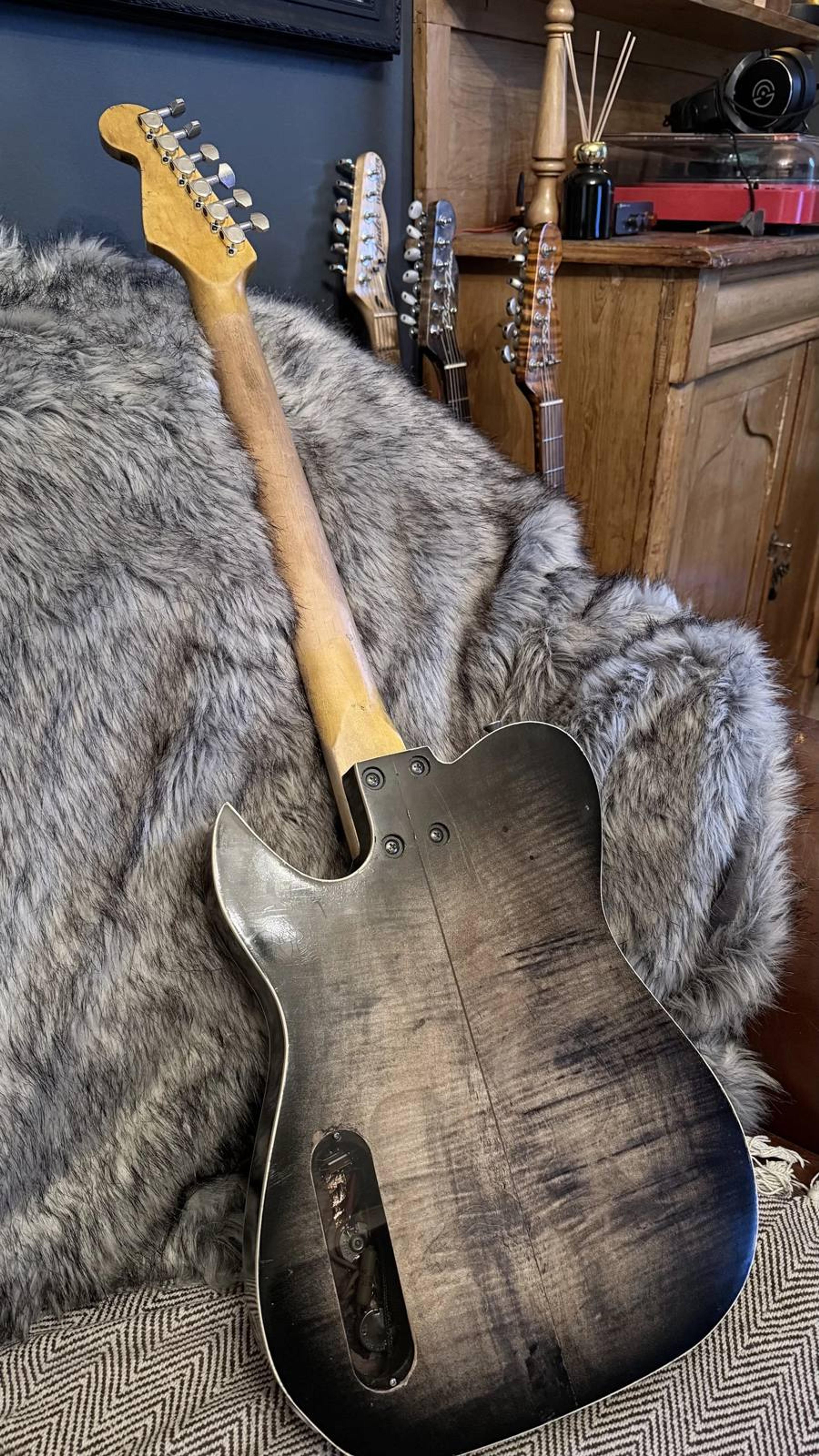 The Lost Model Thickline - Hollow body, flame maple cap, sycamore back, maple neck, rosewood board, Thomas Nilsen HB sized P90 neck, BKP Old Guard bridge, relic tobaccoburst paint, Double bound guitar from Blind Johns Guitars - rear full 3