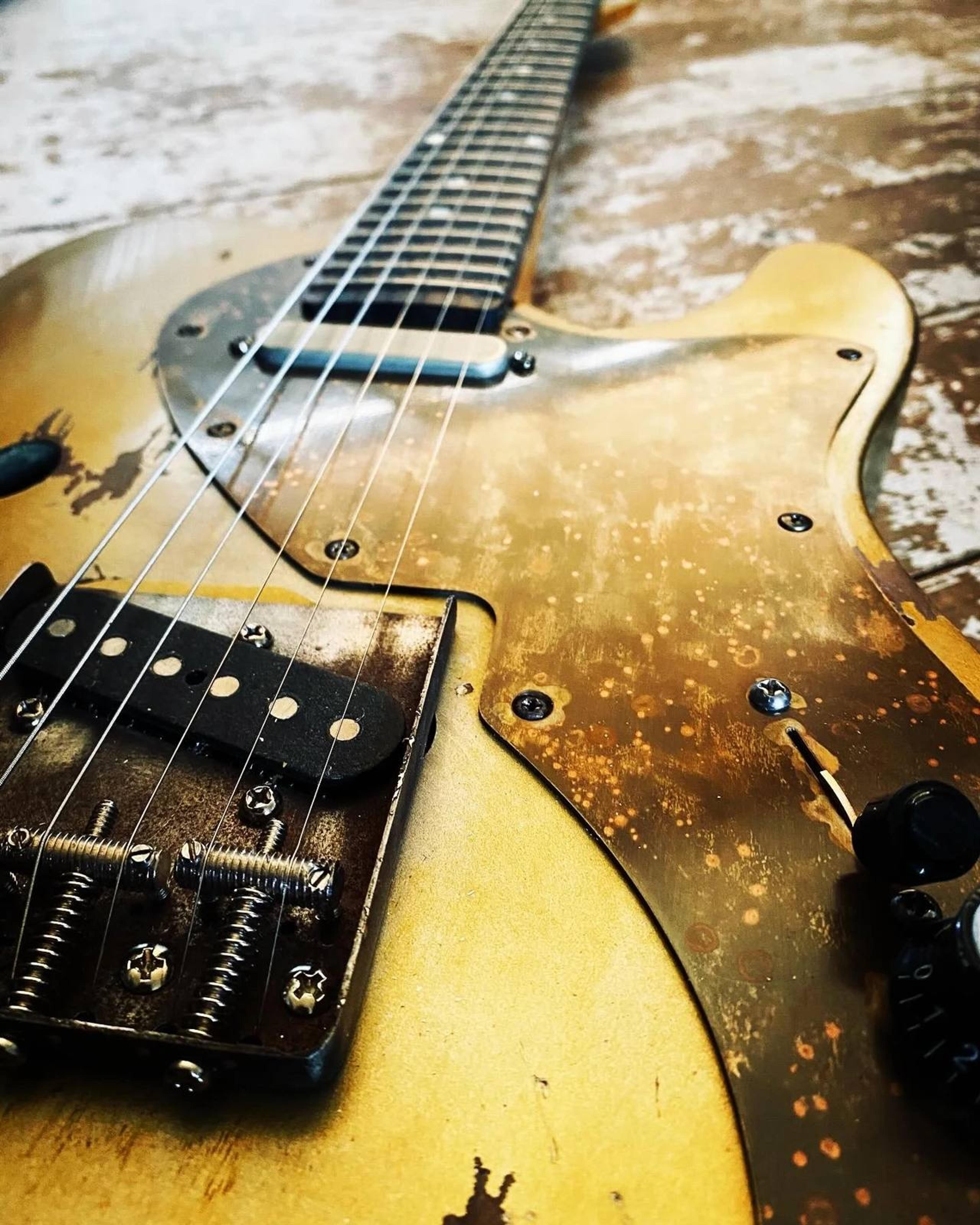 Thickline no 5 - Relic gold top/brass semi hollow T-style - The dirty blonde - flat shot close up