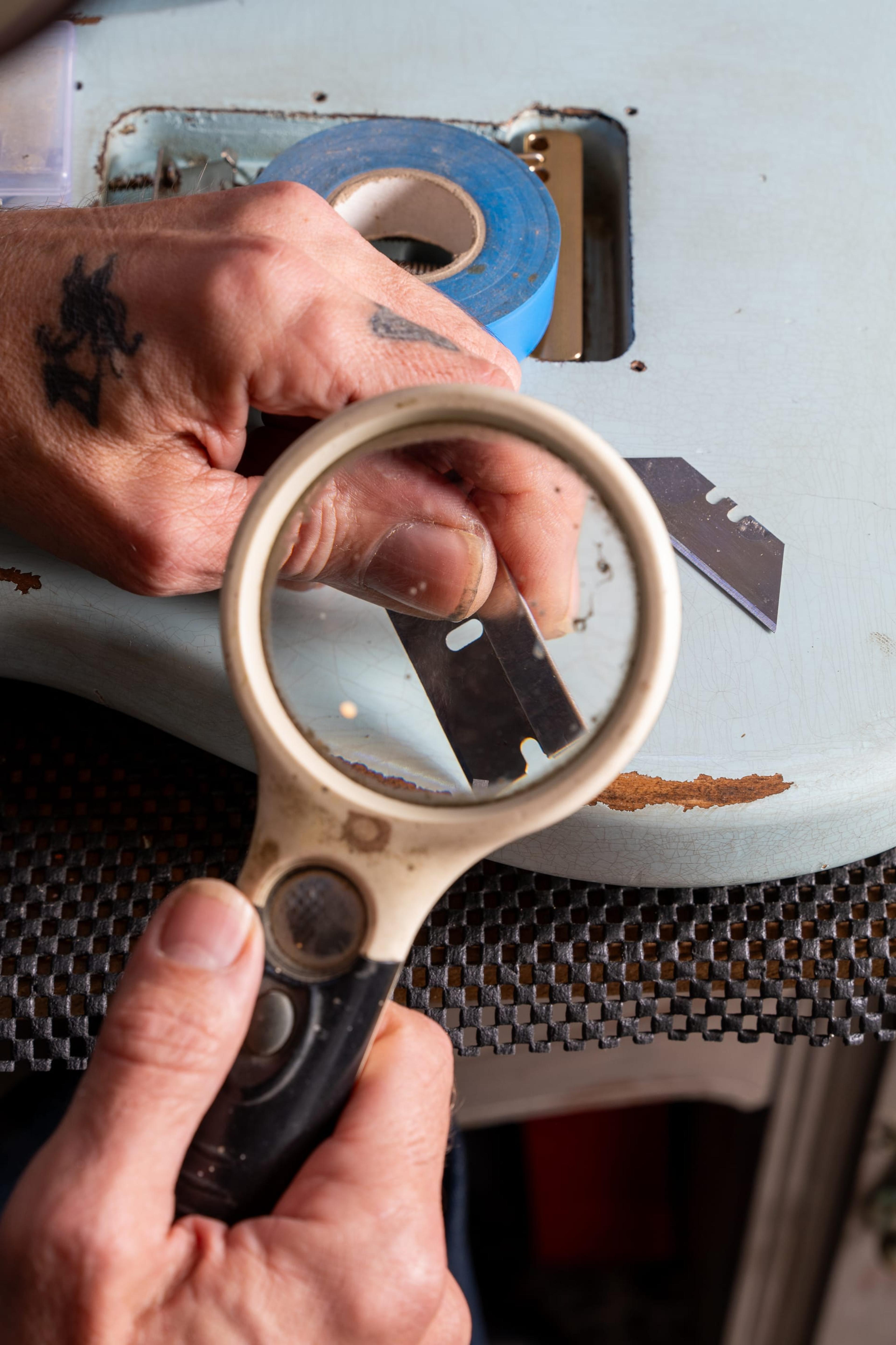 A magnifier and a blade on Echo's finish: the relic work, close