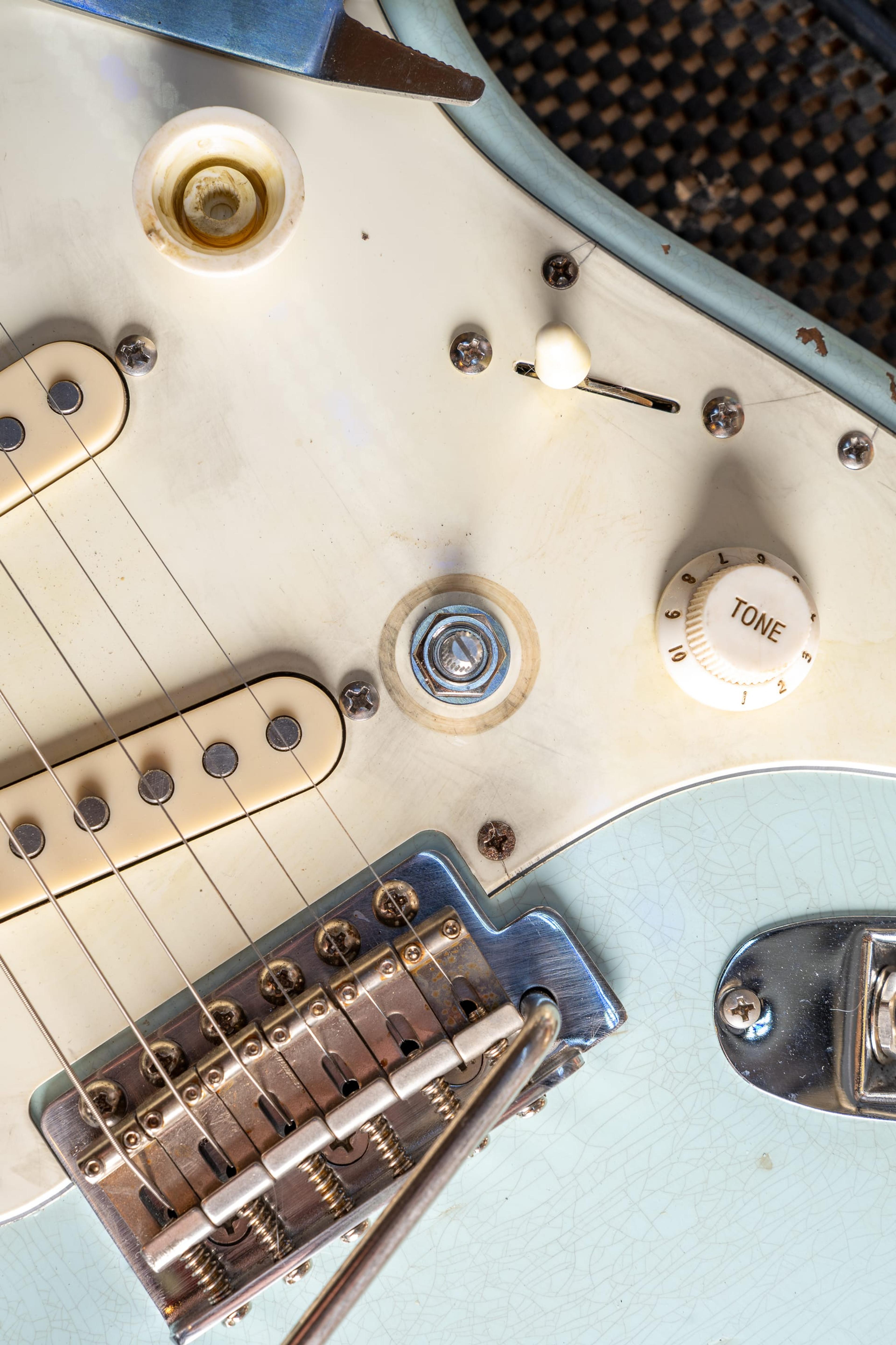 Echo's controls and pickups, close