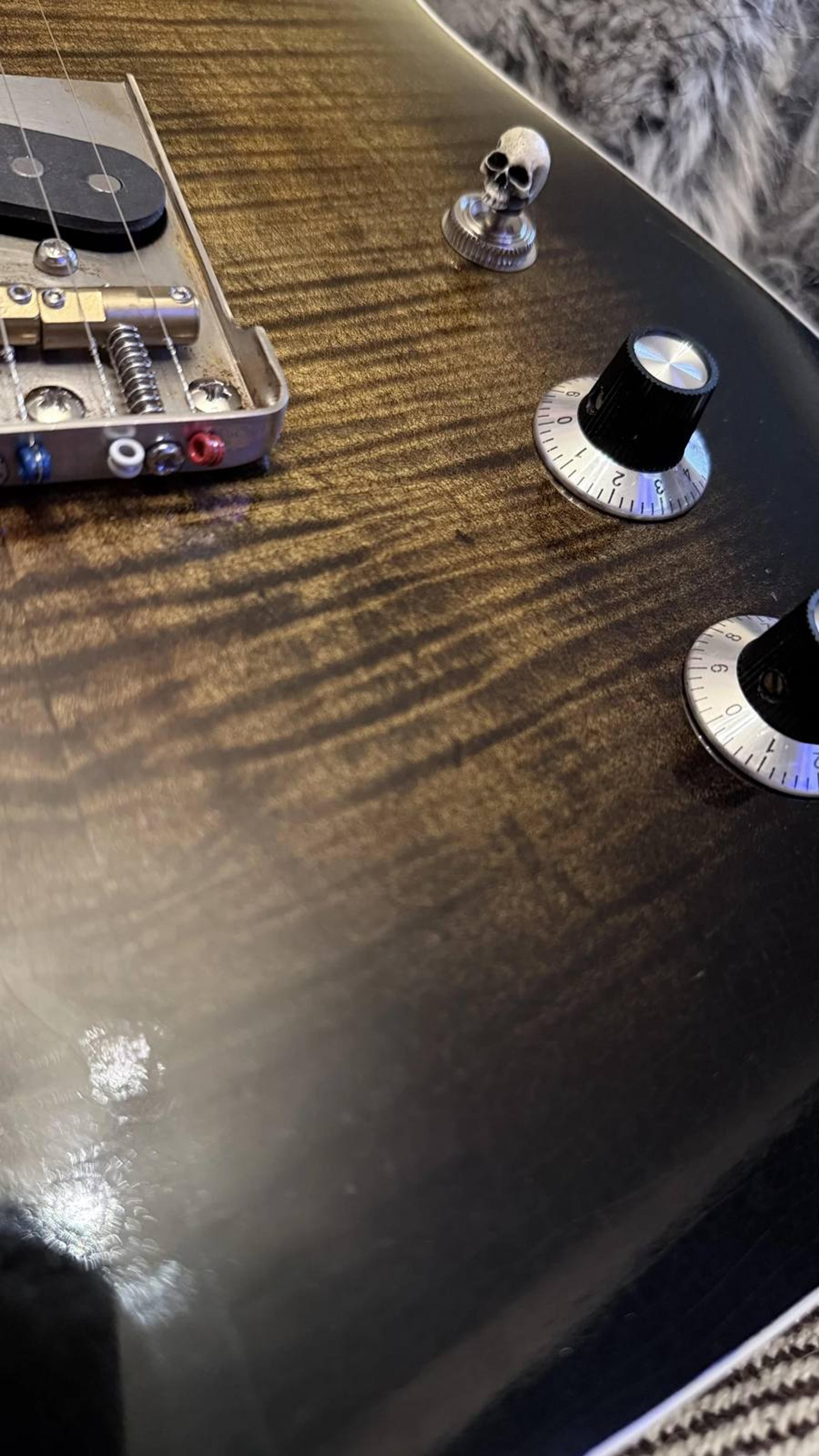 The Lost Model Thickline - Hollow body, flame maple cap, sycamore back, maple neck, rosewood board, Thomas Nilsen HB sized P90 neck, BKP Old Guard bridge, relic tobaccoburst paint, Double bound guitar from Blind Johns Guitars - detail 1