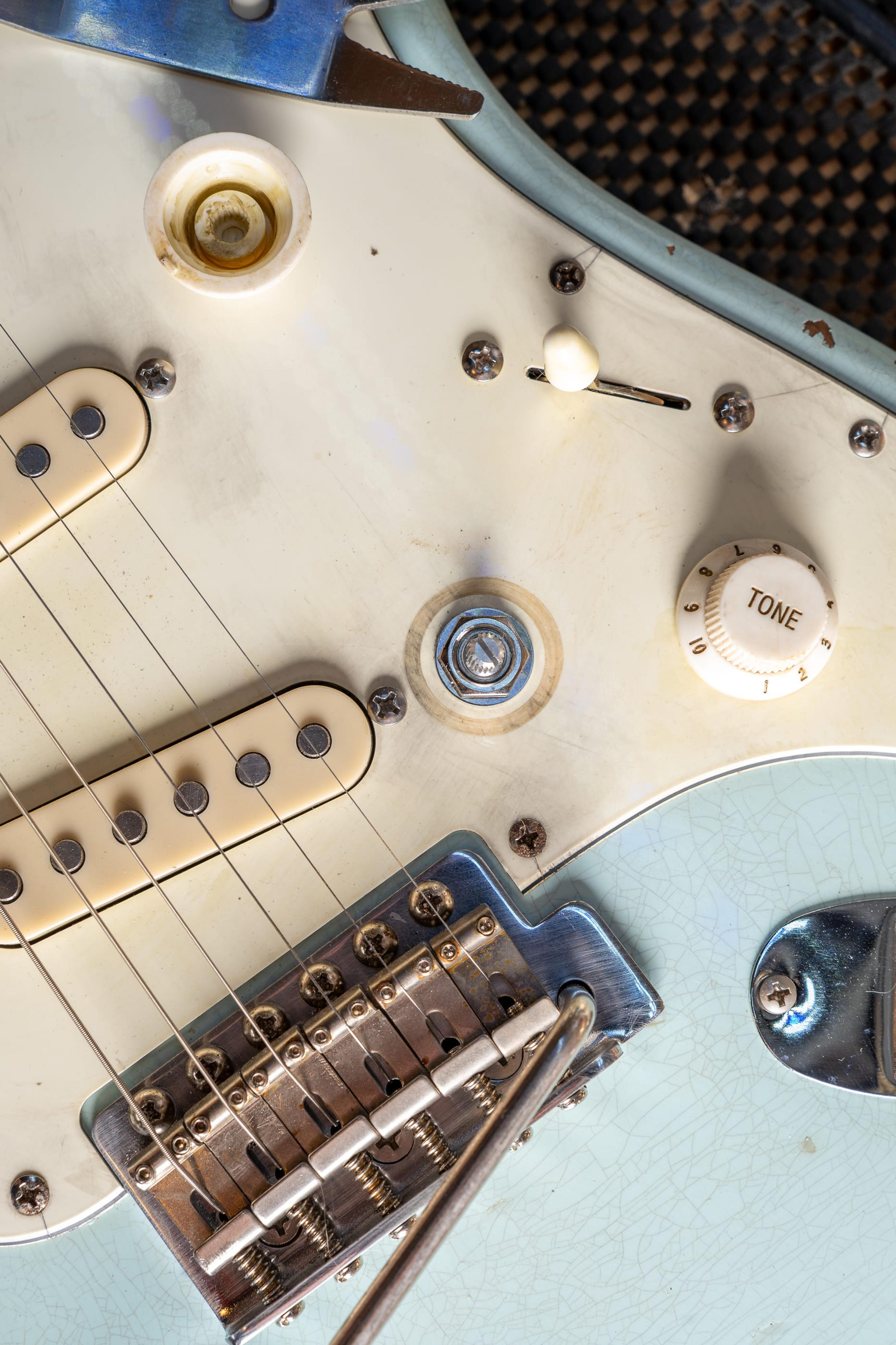 Echo's pickups, trem and tone knob from above