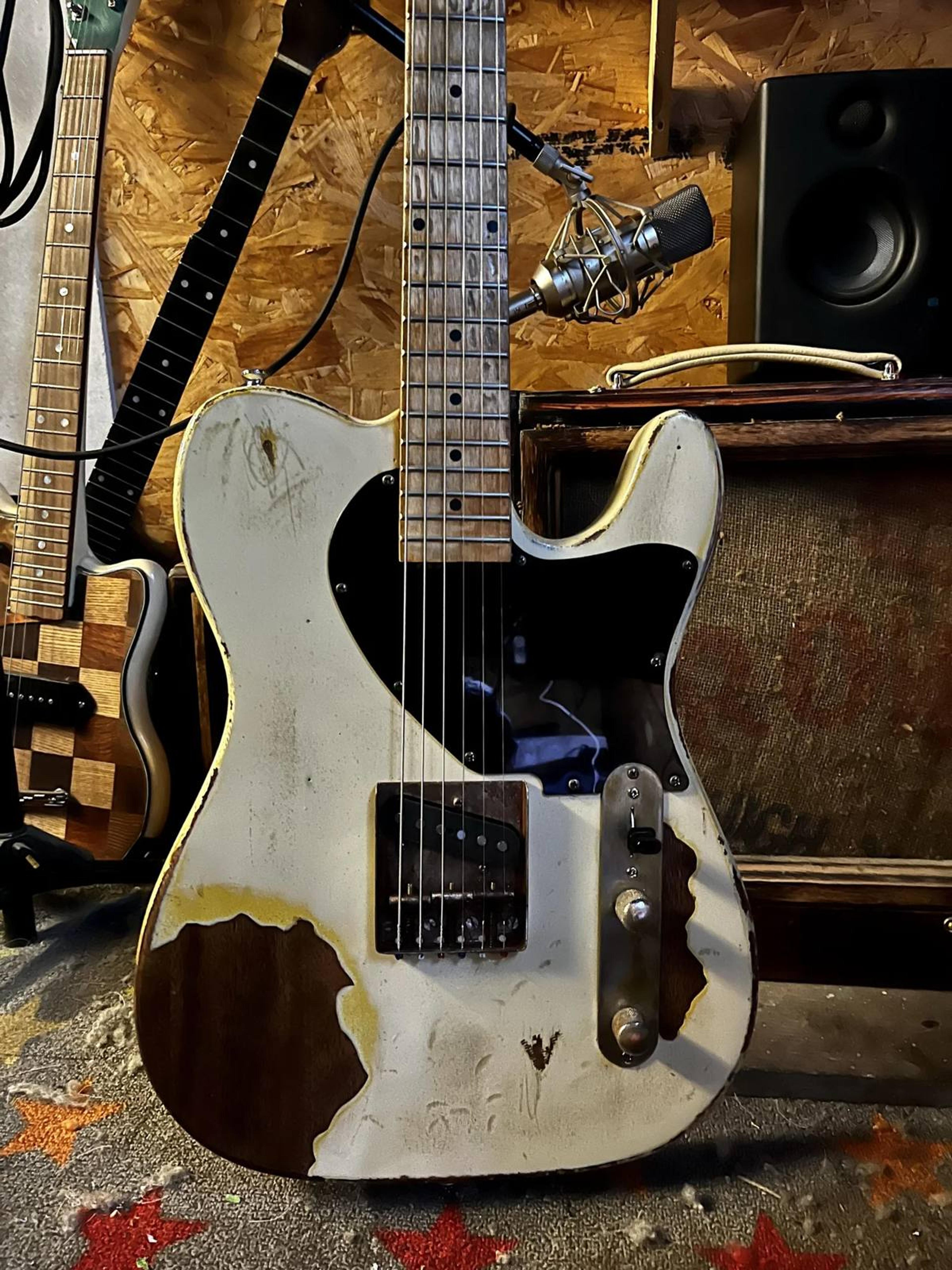 The Gent - Esquire single pickup Tele style custom guitar - body close up