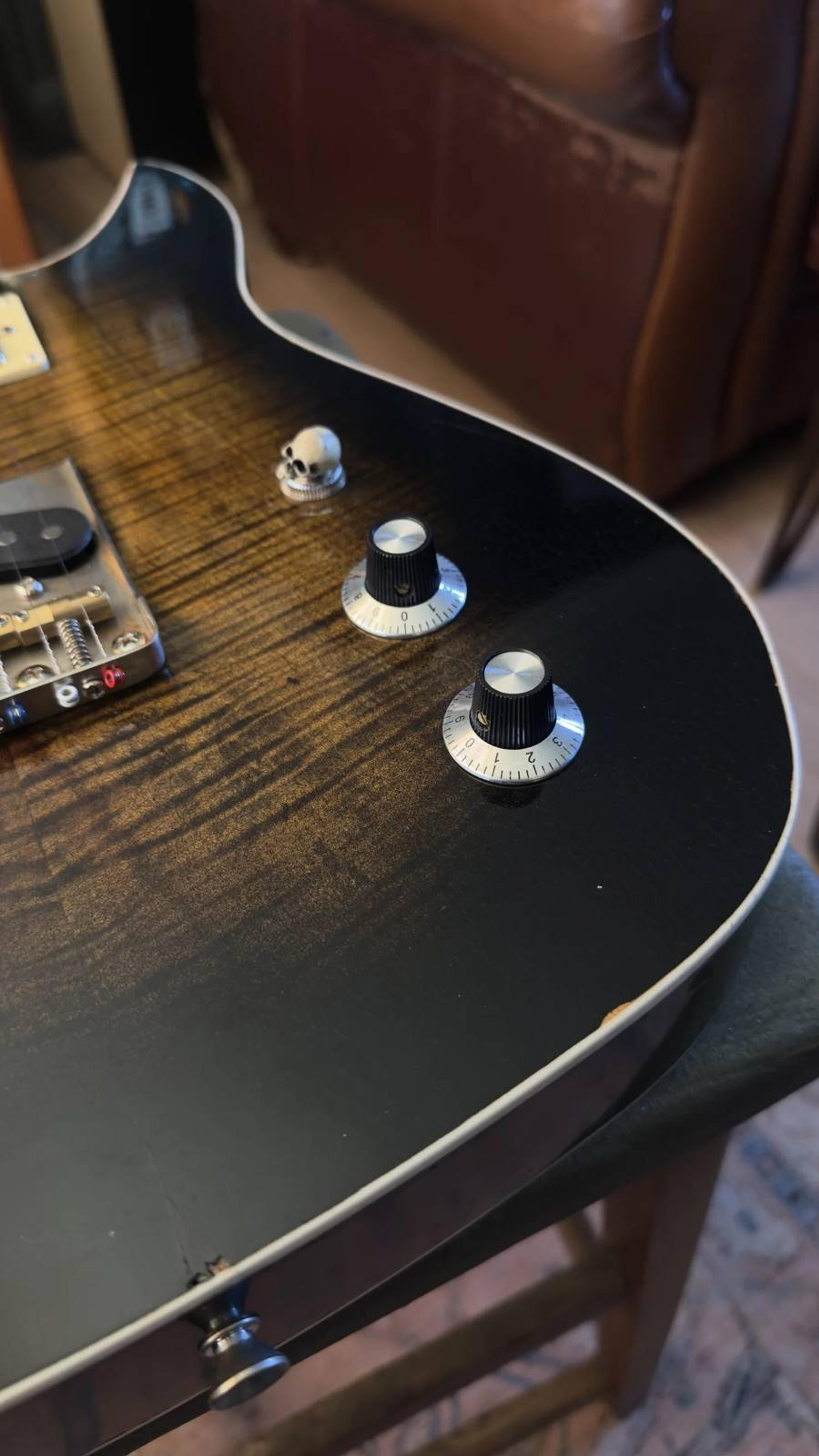 The Lost Model Thickline - Hollow body, flame maple cap, sycamore back, maple neck, rosewood board, Thomas Nilsen HB sized P90 neck, BKP Old Guard bridge, relic tobaccoburst paint, Double bound guitar from Blind Johns Guitars - control 1