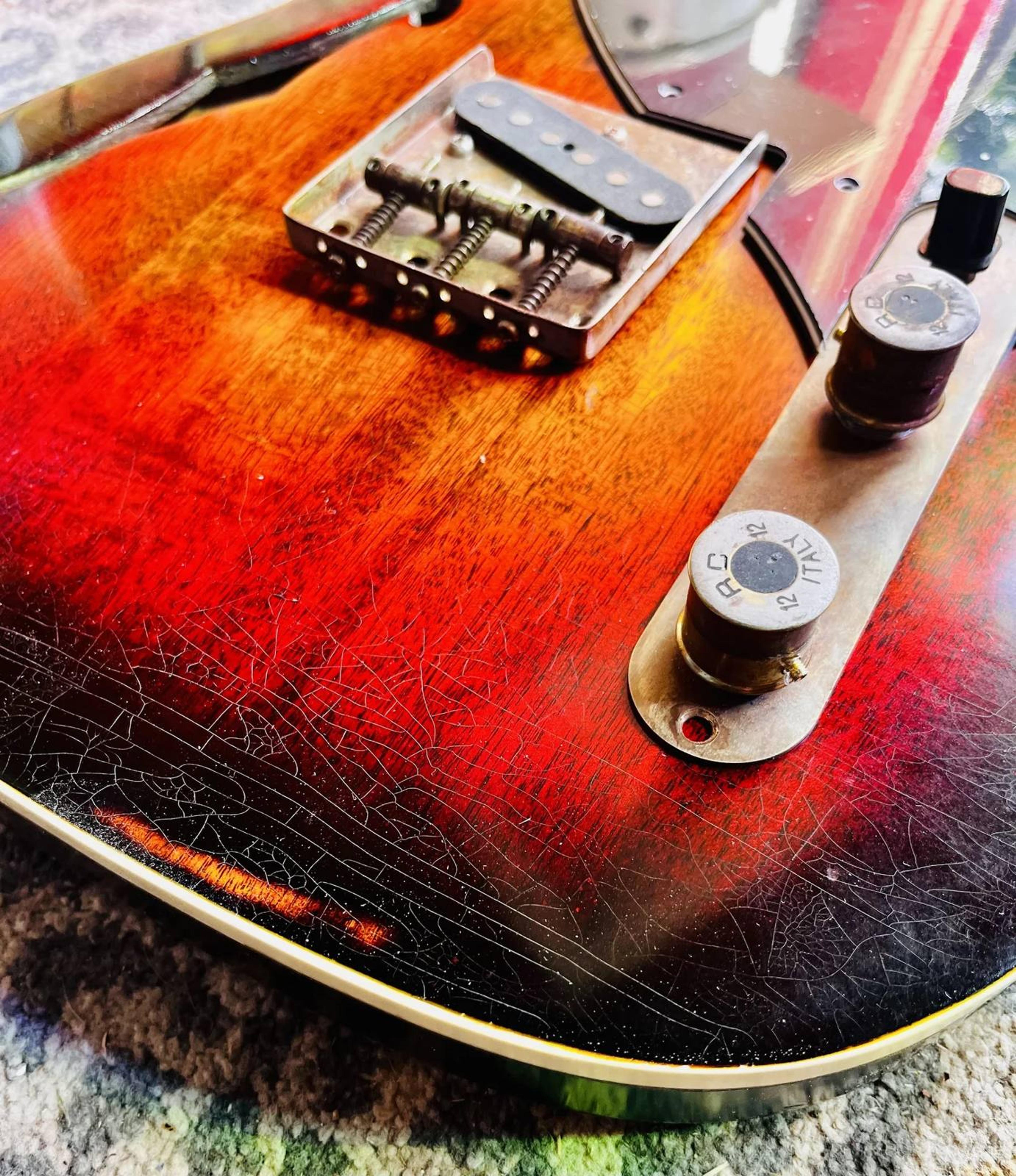 Red Dog - Relic red burst Thinline , control layout detail