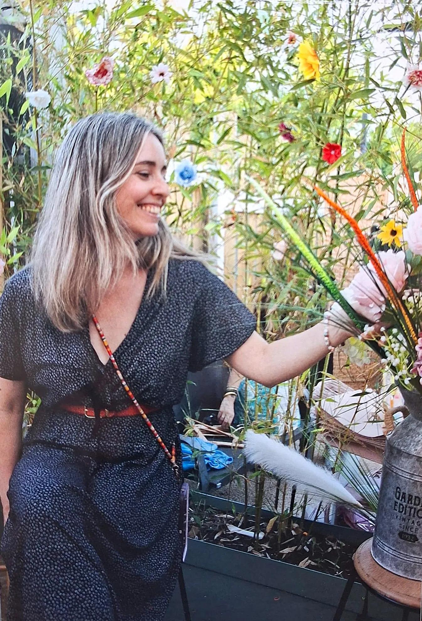 Marine Noiret, naturopathe à Saint-Marcellin, composant un bouquet de fleurs