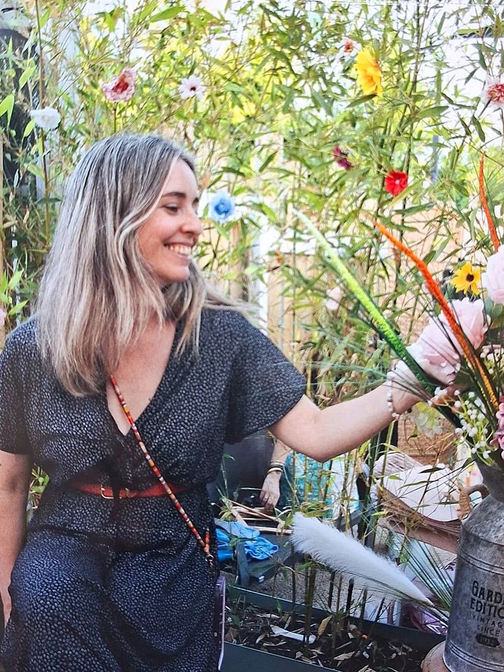 Marine Noiret, naturopathe à Saint-Marcellin, composant un bouquet de fleurs