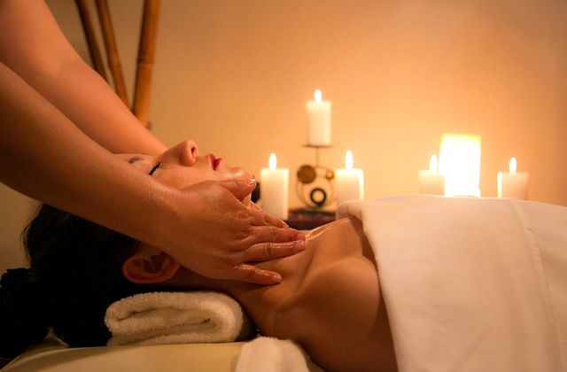 Massage relaxant du visage et de la nuque à la lueur des bougies