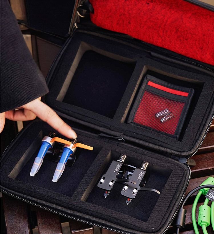 Turntable cartridge carry case