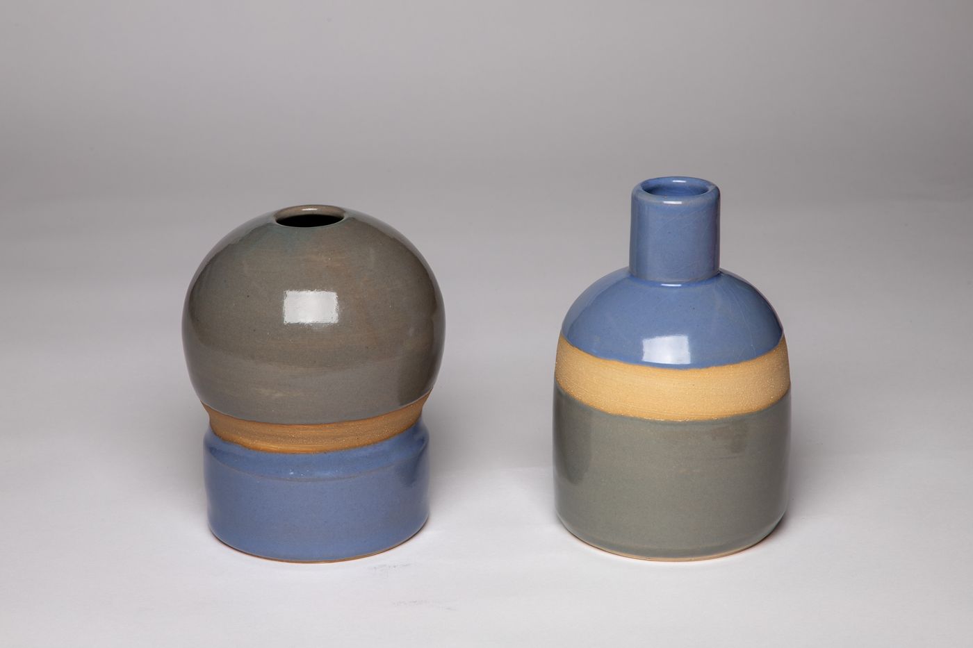 Set of two medium pots, porcelanous stoneware