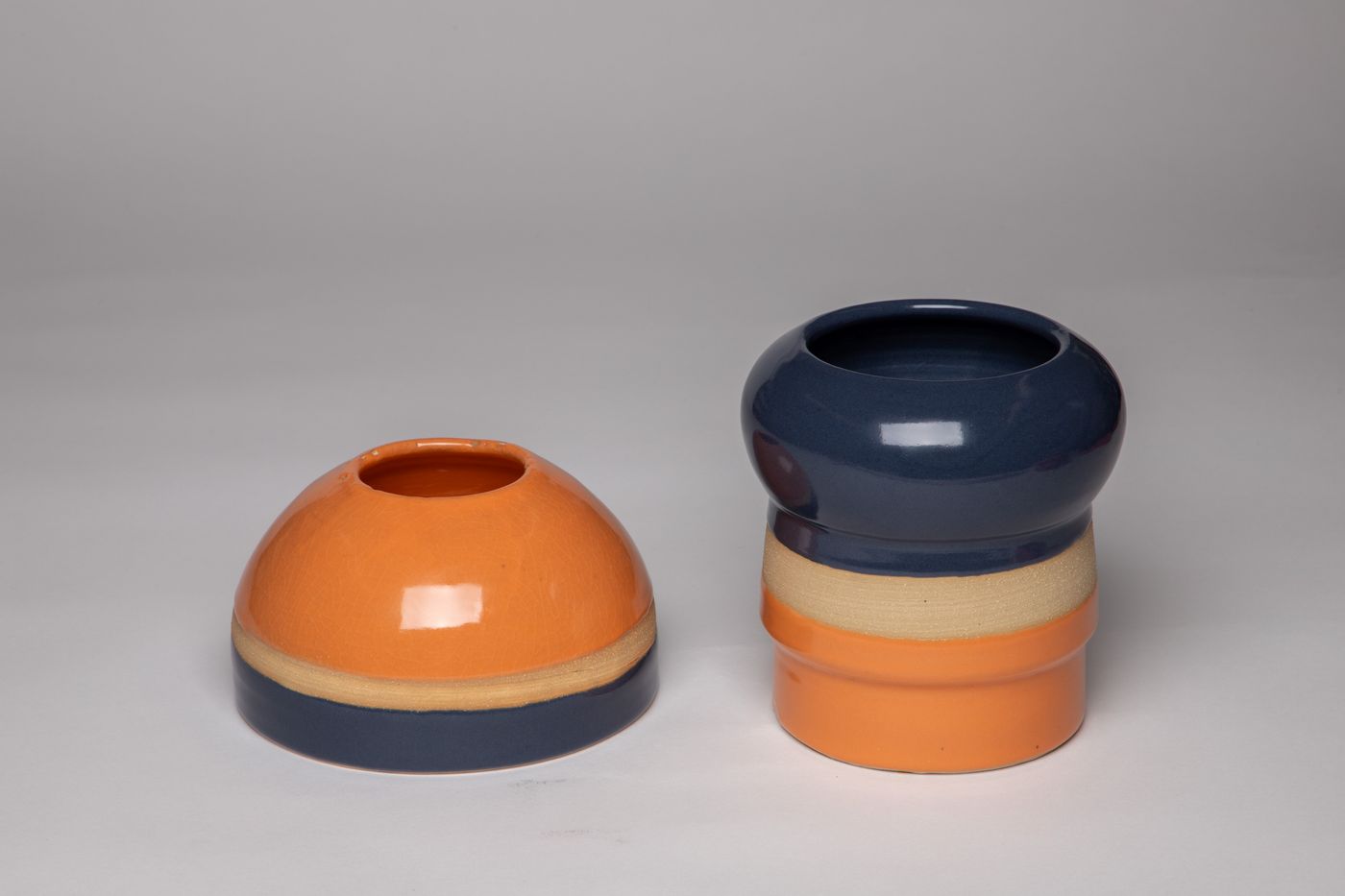 Set of two medium pots, porcelanous stoneware