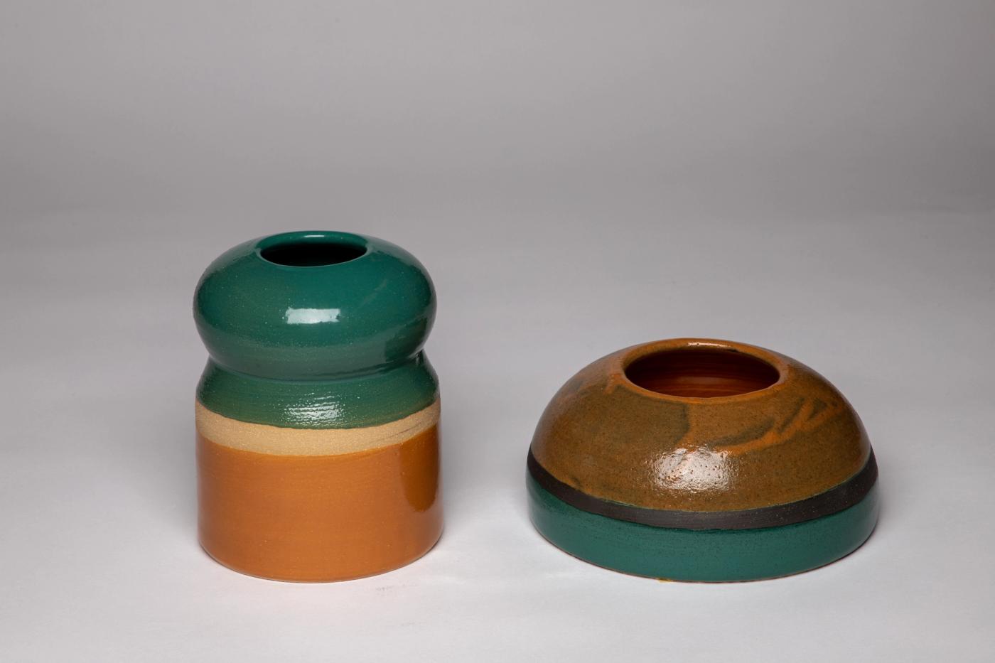 Set of two medium pots, porcelanous stoneware