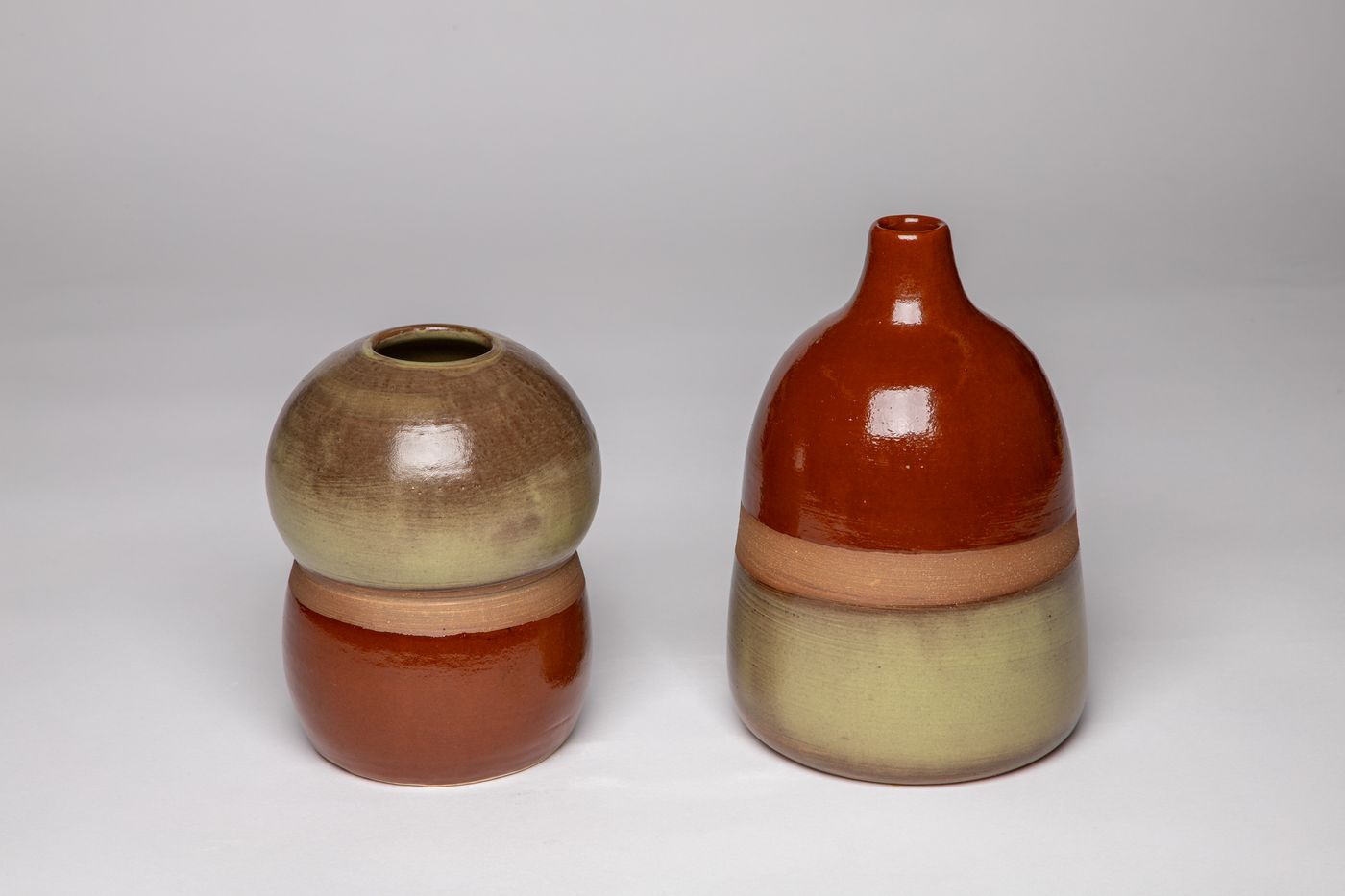 Set of two medium pots, porcelanous stoneware