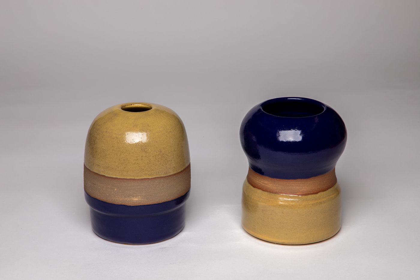 Set of two medium pots, porcelanous stoneware