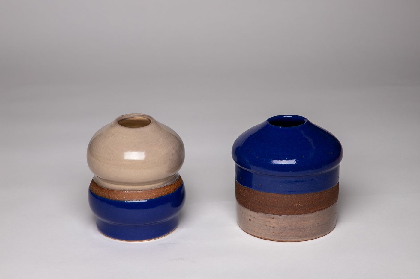 Set of two medium pots, porcelanous stoneware