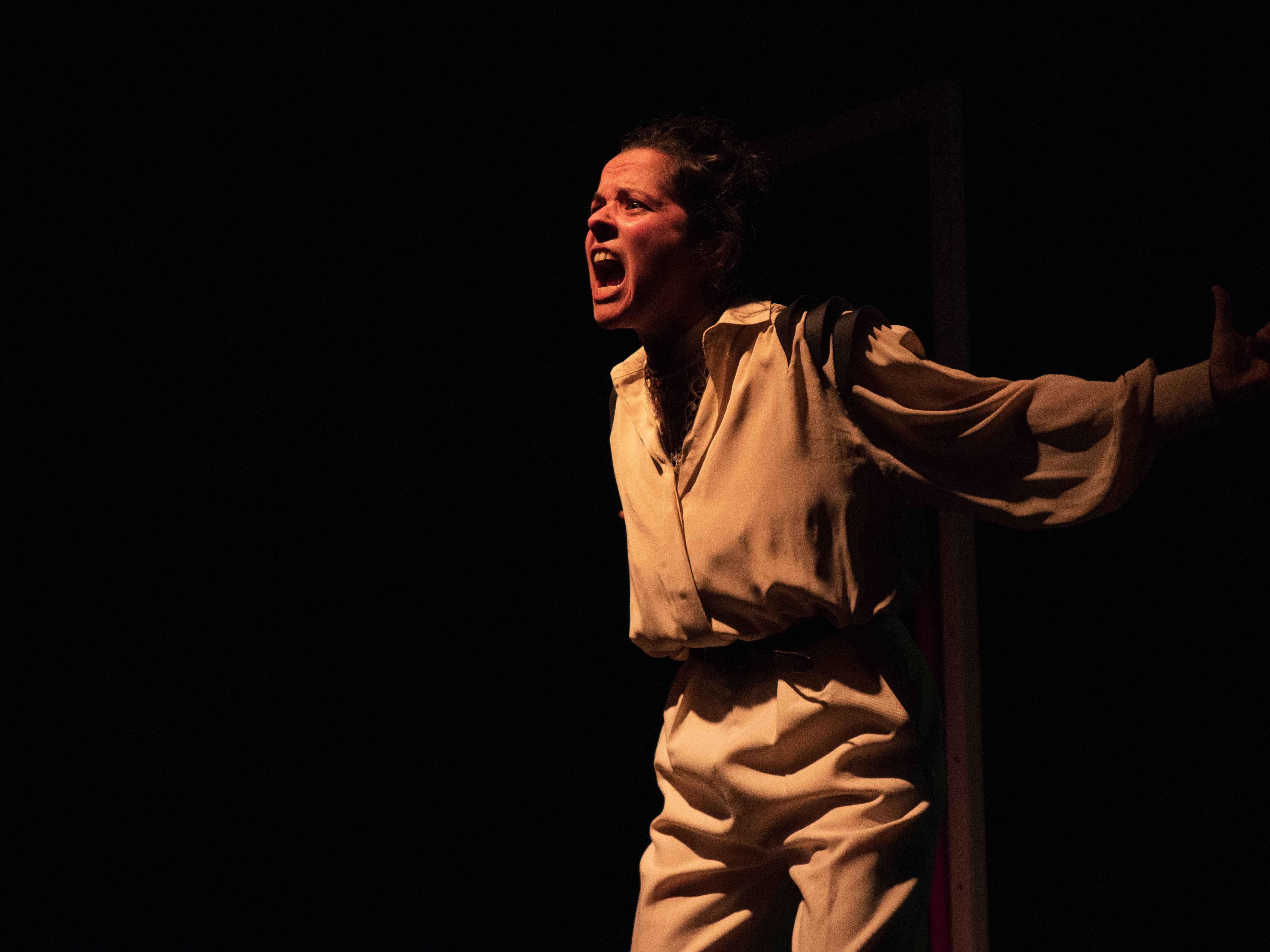 Une personne crie de rage 