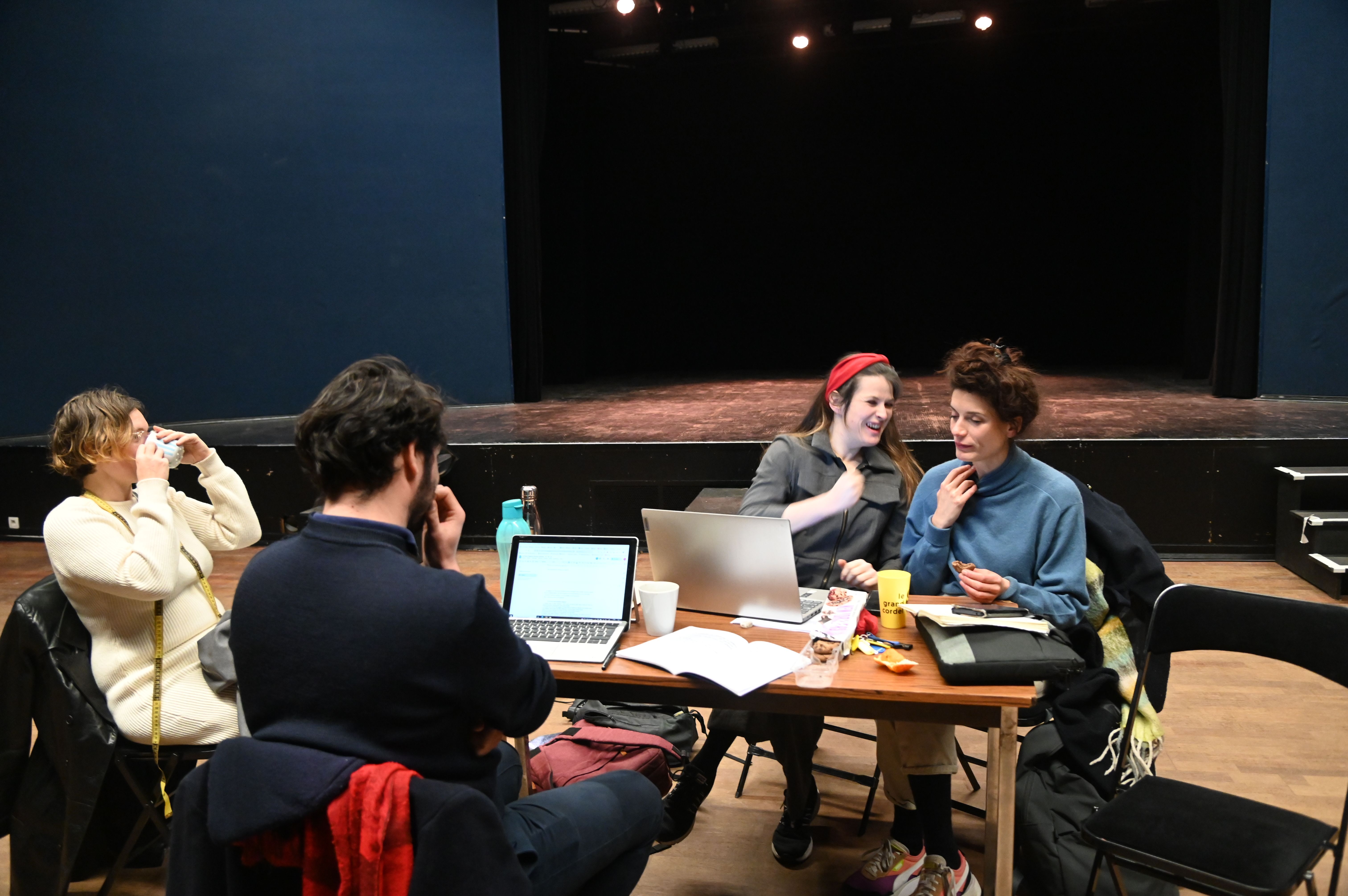 équipe du Bestiaire en réunion de travail