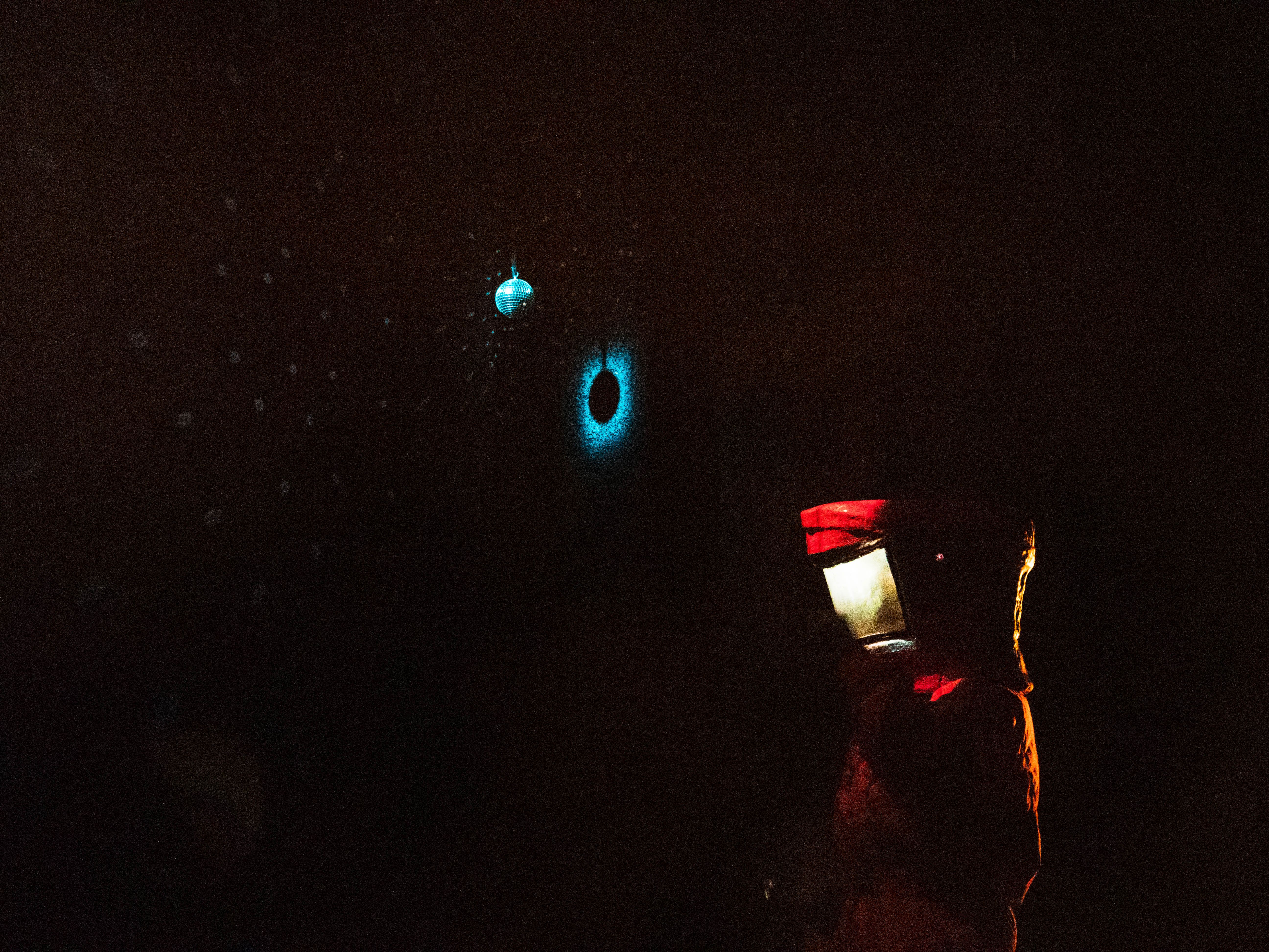 un cosmonaute et une boule disco