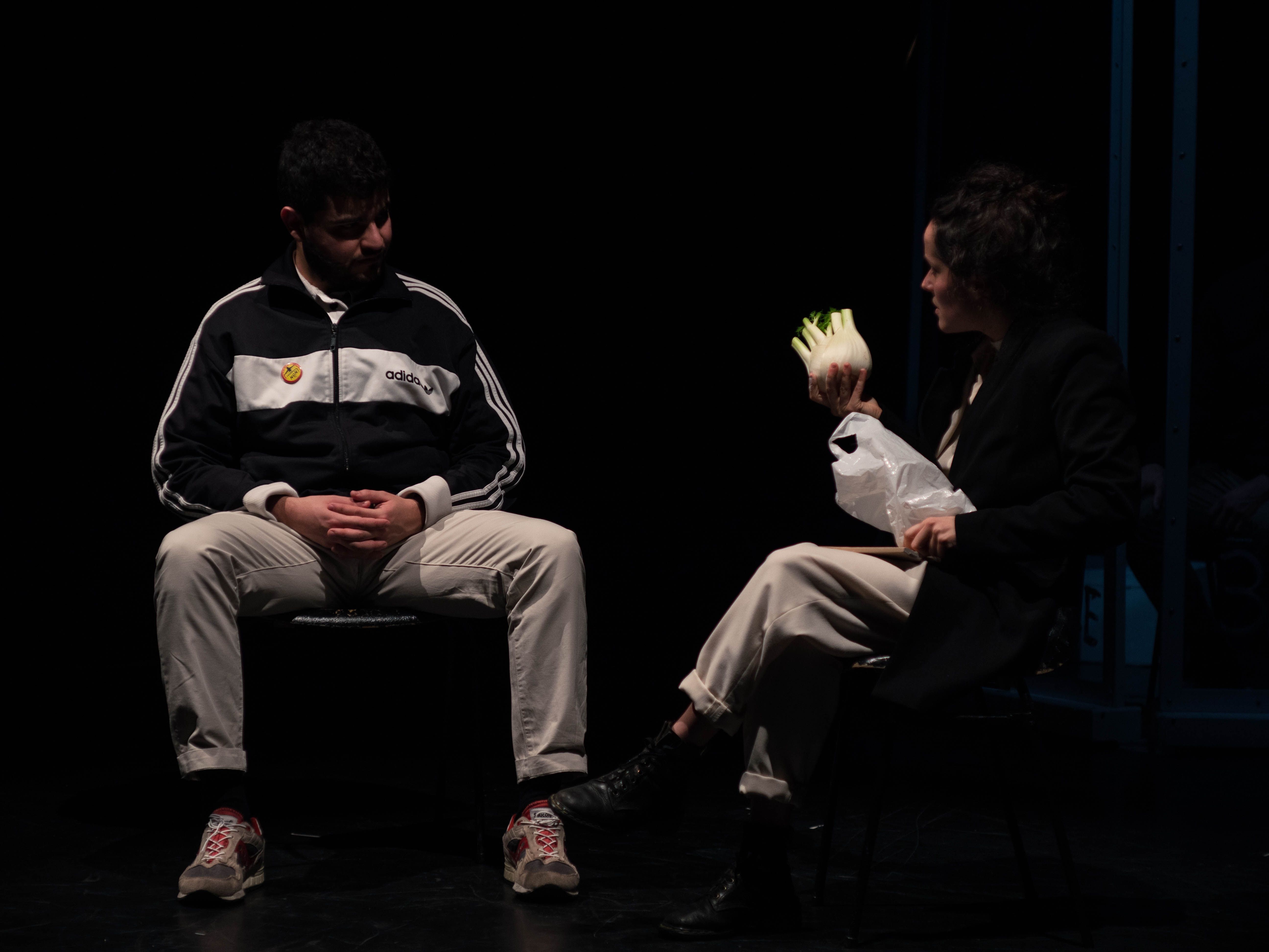 Deux personnes discutant. L'une d'entres elleux tient un fenouil entre ses mains