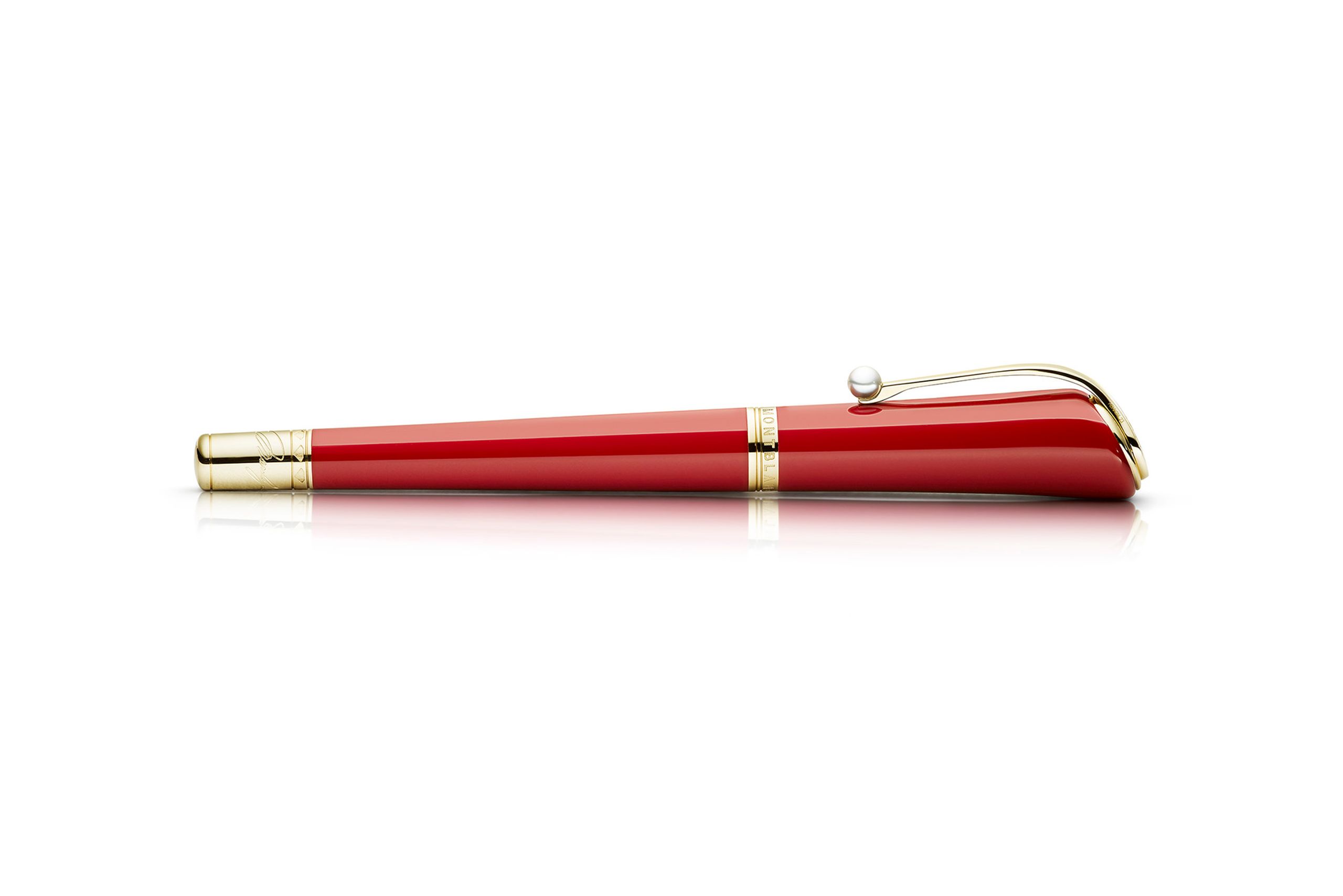 Roter Montblanc-Füllfederhalter auf weißem Grund