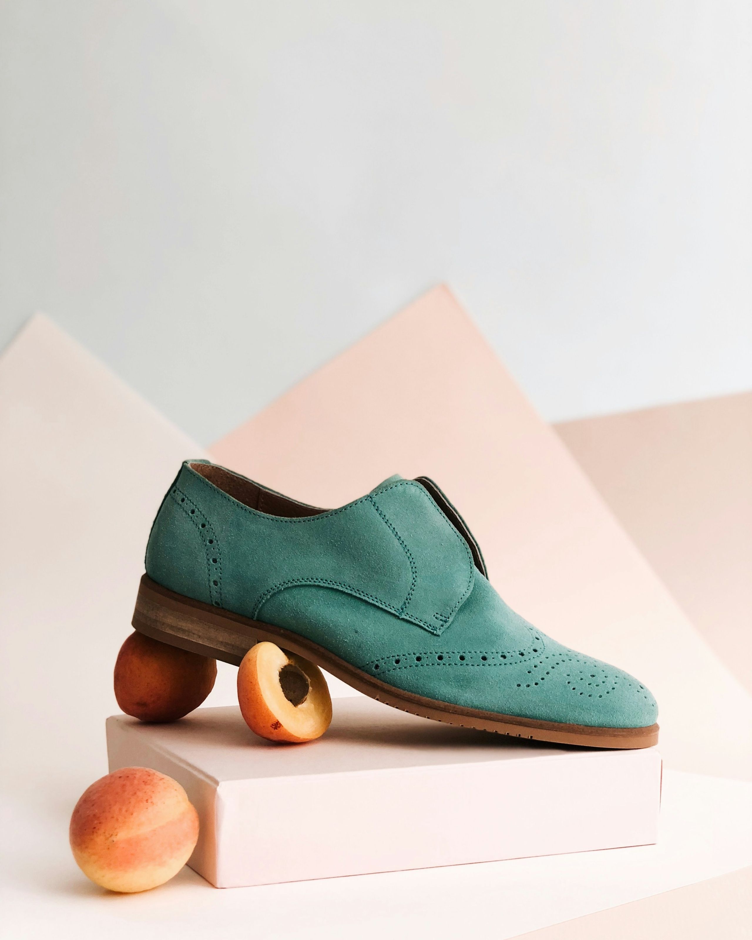 Grüner Wildlederschuh auf Sockel