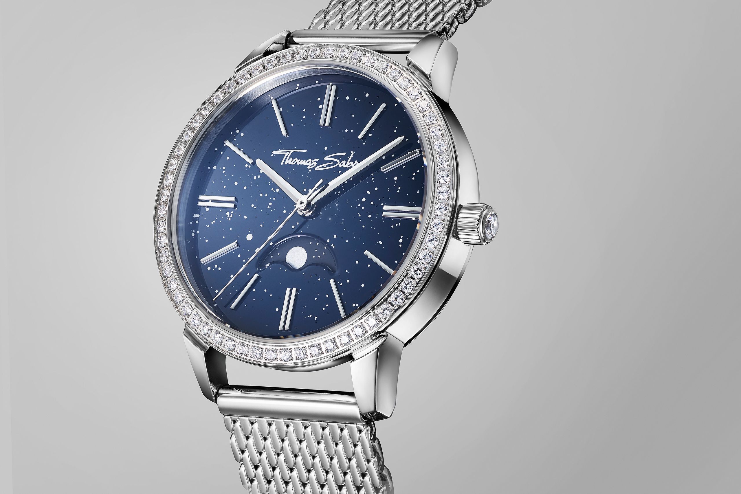 Silberne Uhr mit blauem Zifferblatt