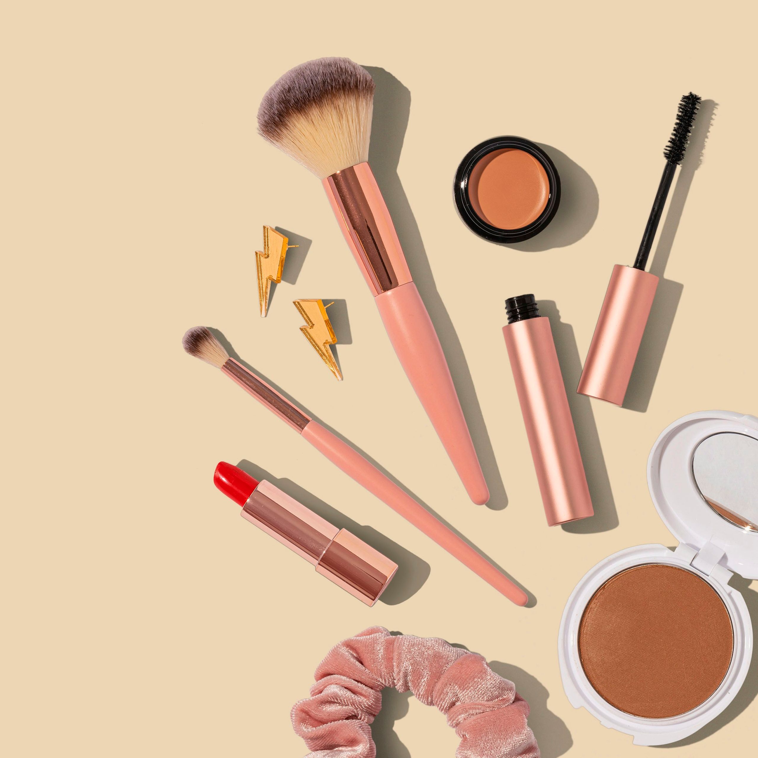 Pinsel und Lippenstift