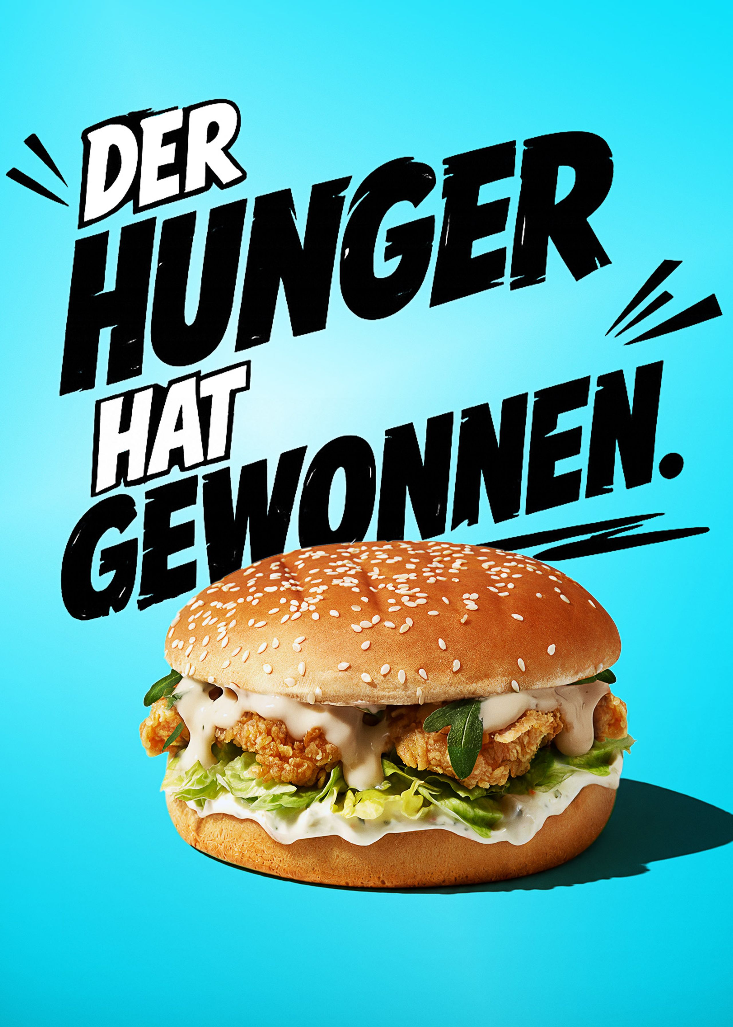 Knuspriger Chickenburger vor Türkis mit Werbetypografie