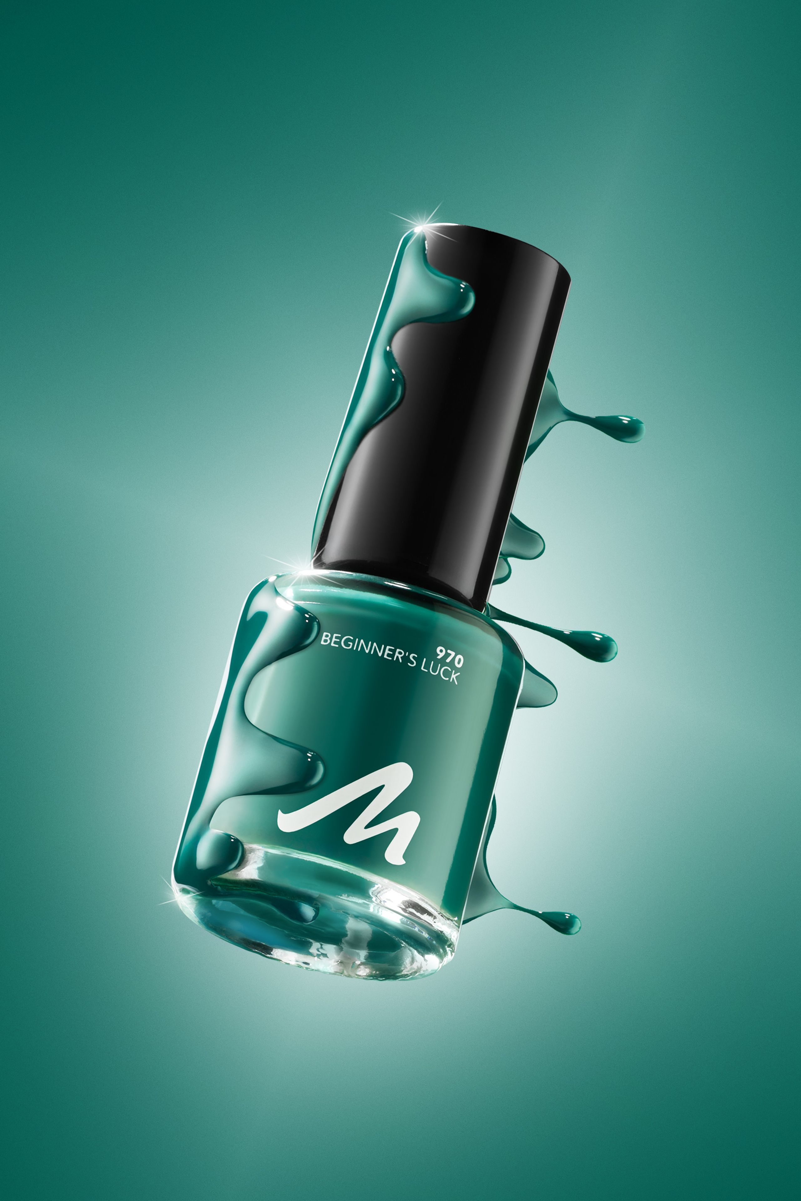 Grüner Nagellack mit fließenden Formen und Lichtglanz