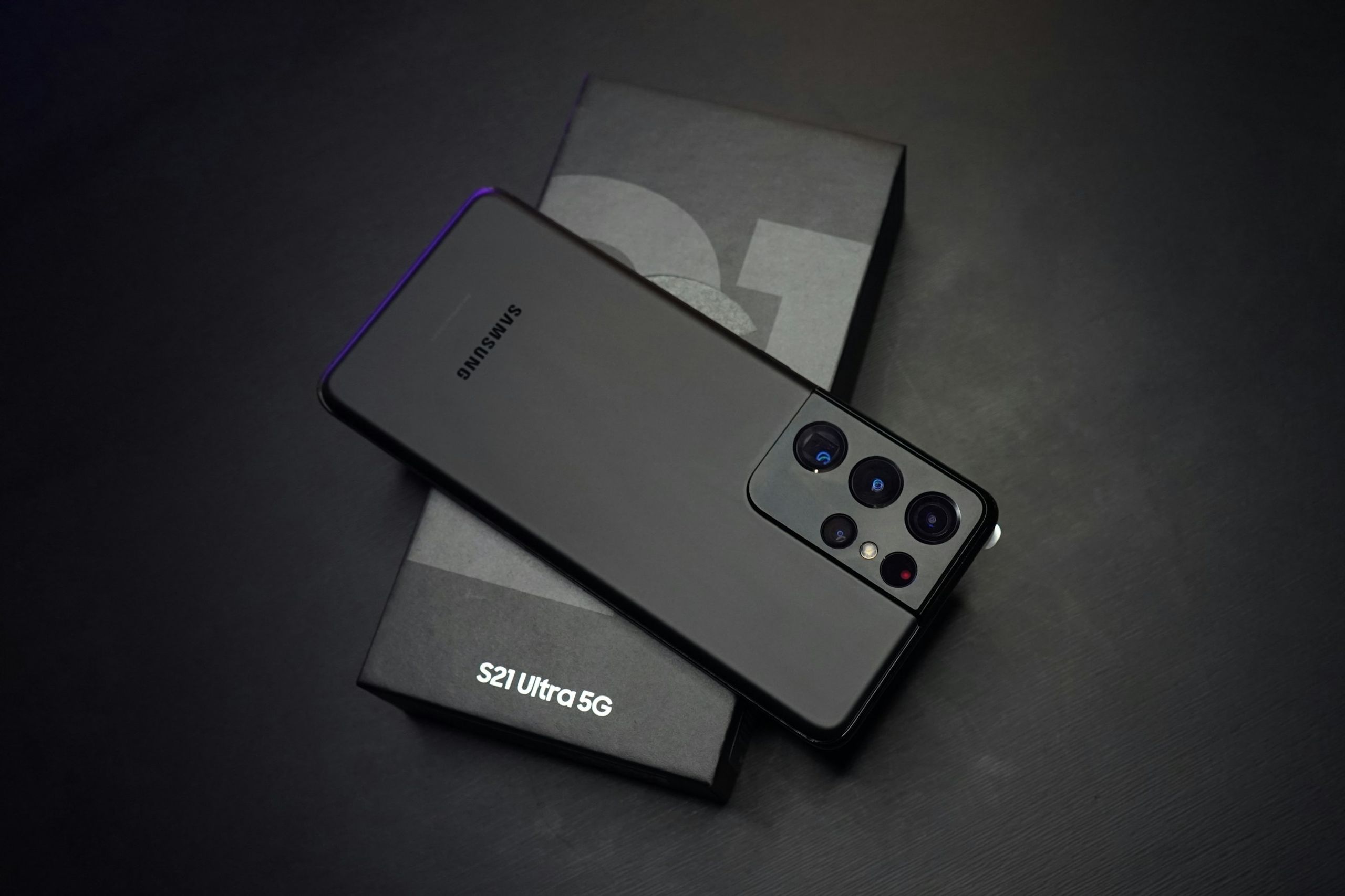 Smartphone auf dunkler Box