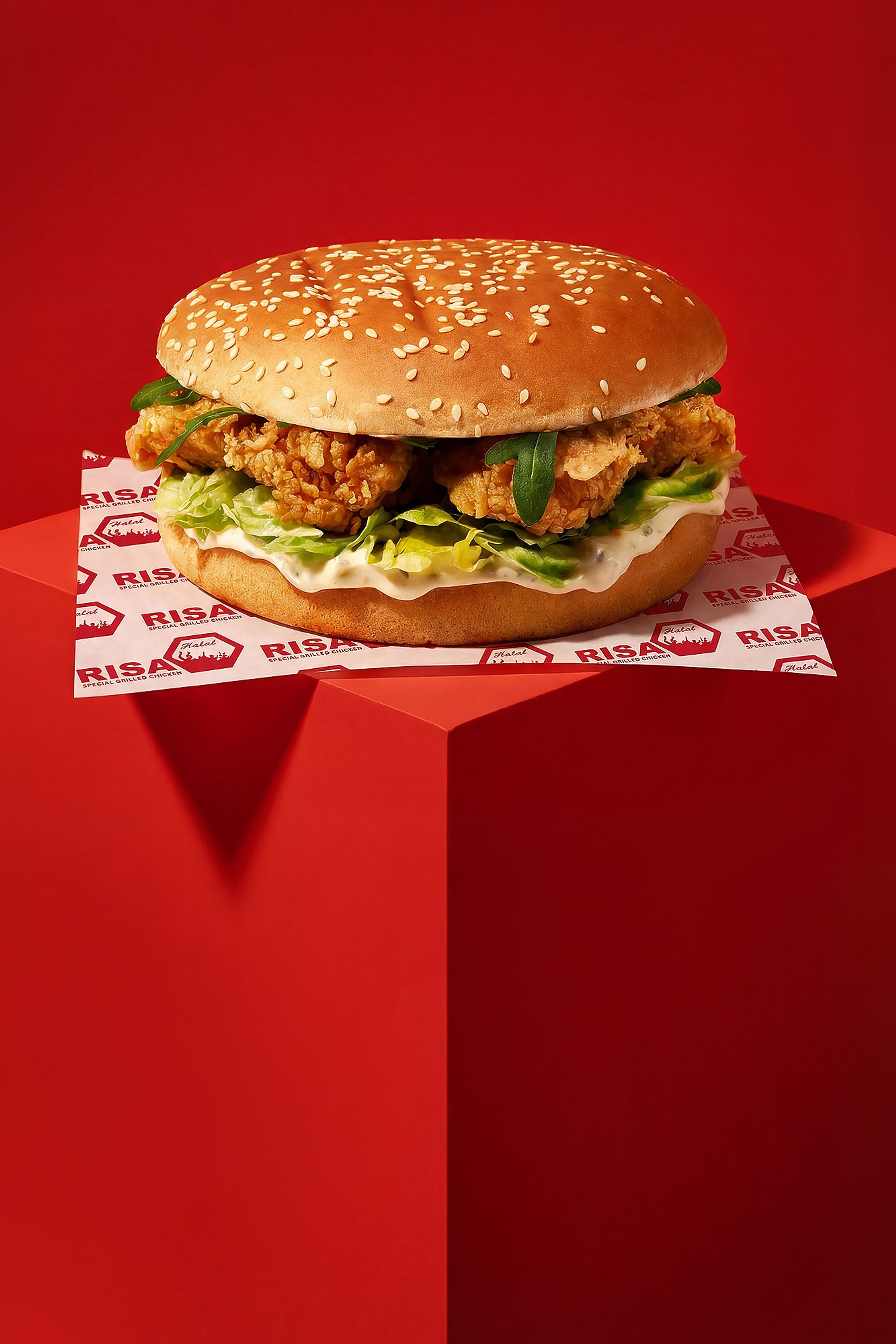 Chickenburger auf Markenpapier in einem roten geometrischen Set