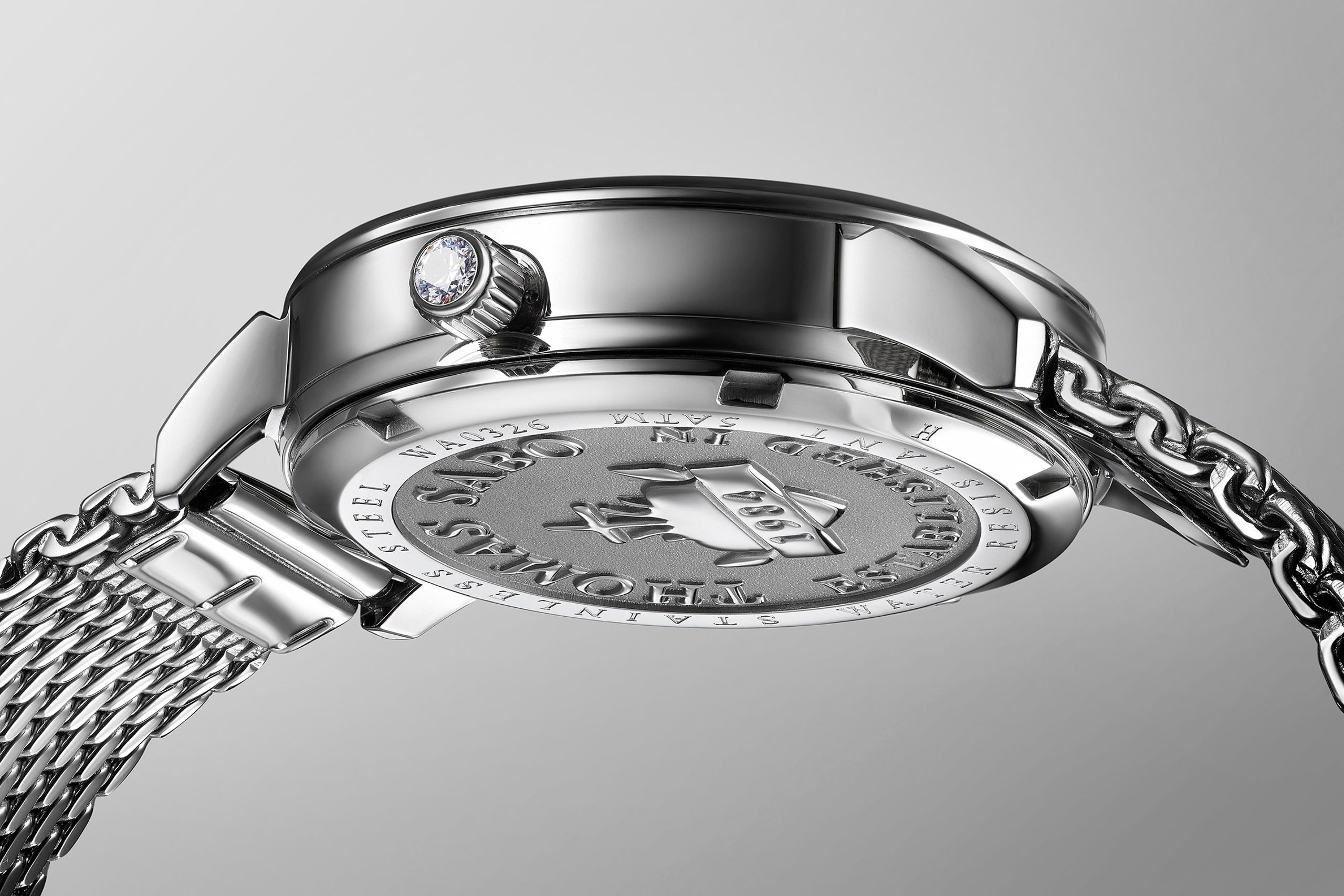 Detailansicht des Gehäusebodens einer silbernen Uhr