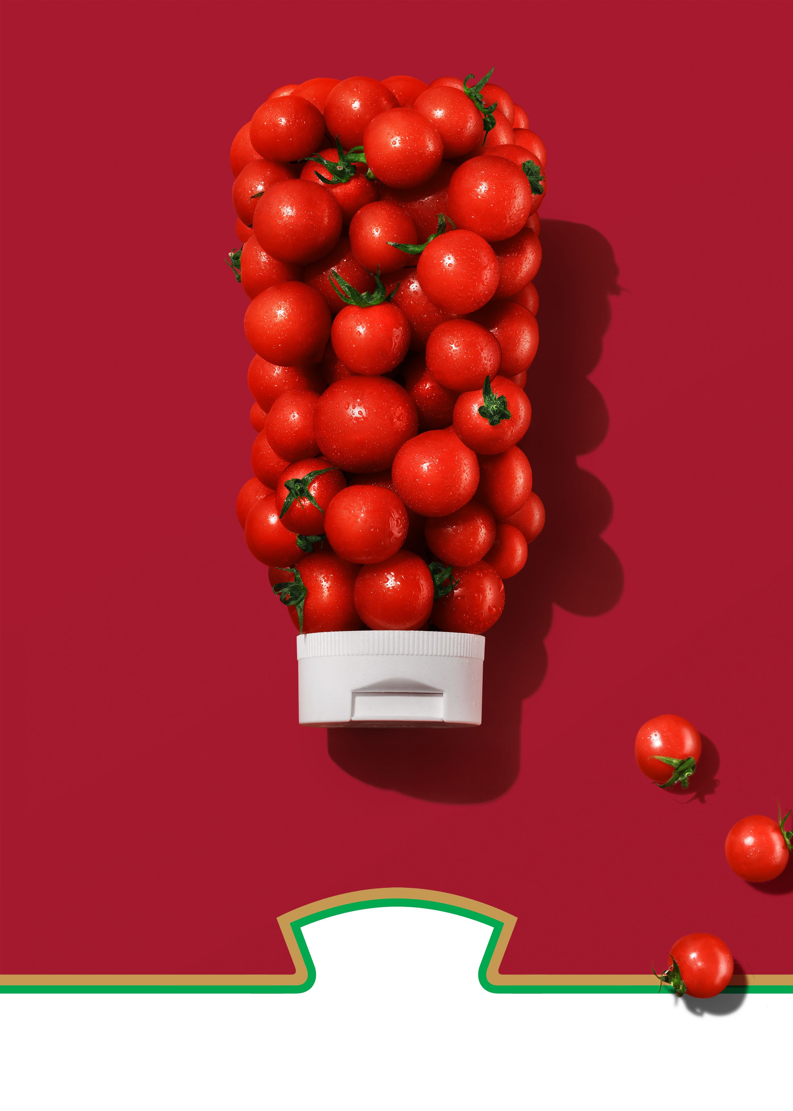 Tomaten in Form einer Ketchupflasche auf rotem Grund