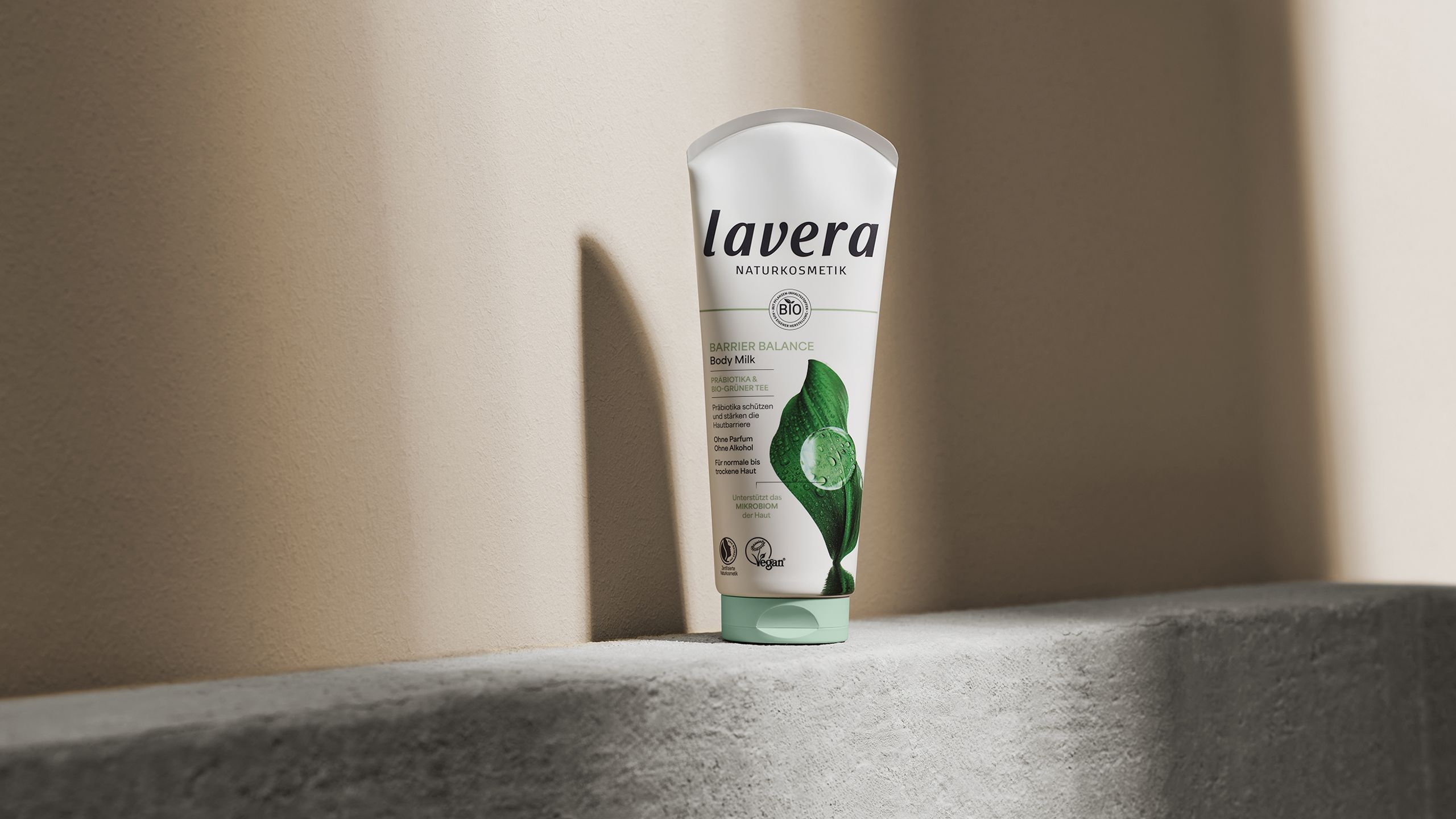 lavera Barrier Balance Body Milk als Skincare-Motiv