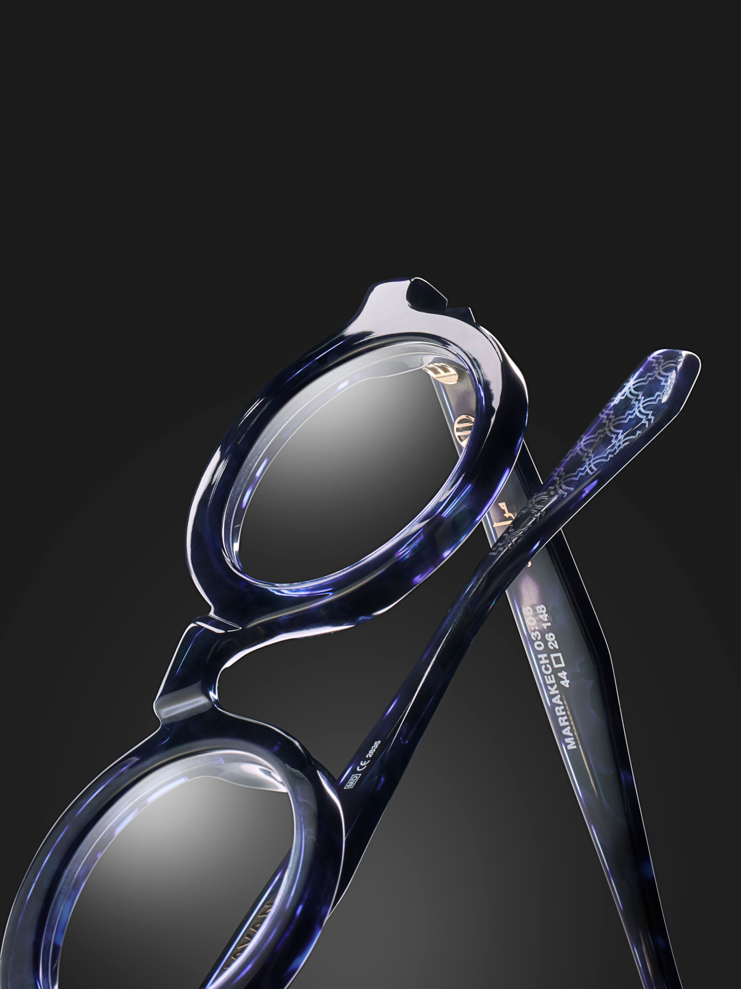 Dunkelblaue Brille in skulpturaler Nahaufnahme