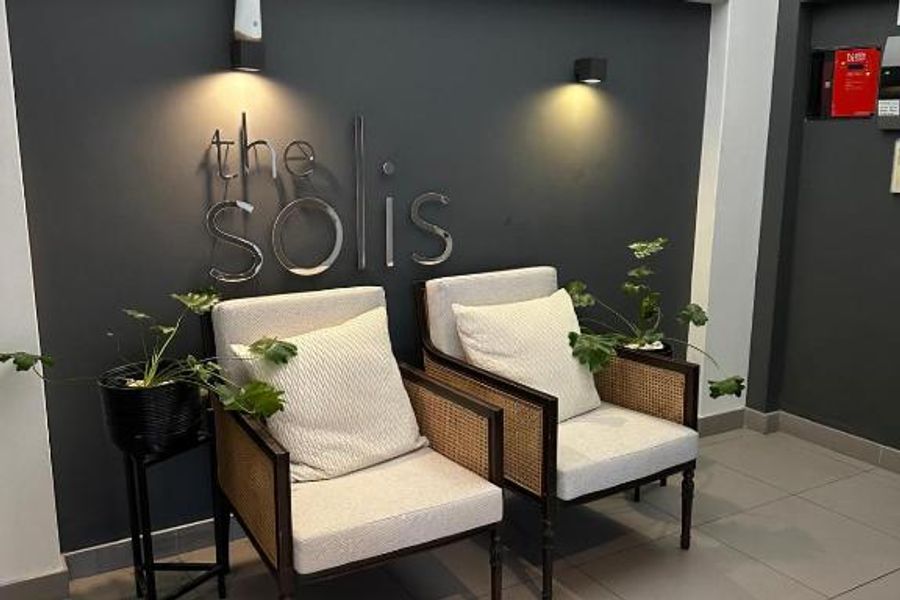 Lobby van The Solis gebouw in Sea Point Kaapstad met design stoelen