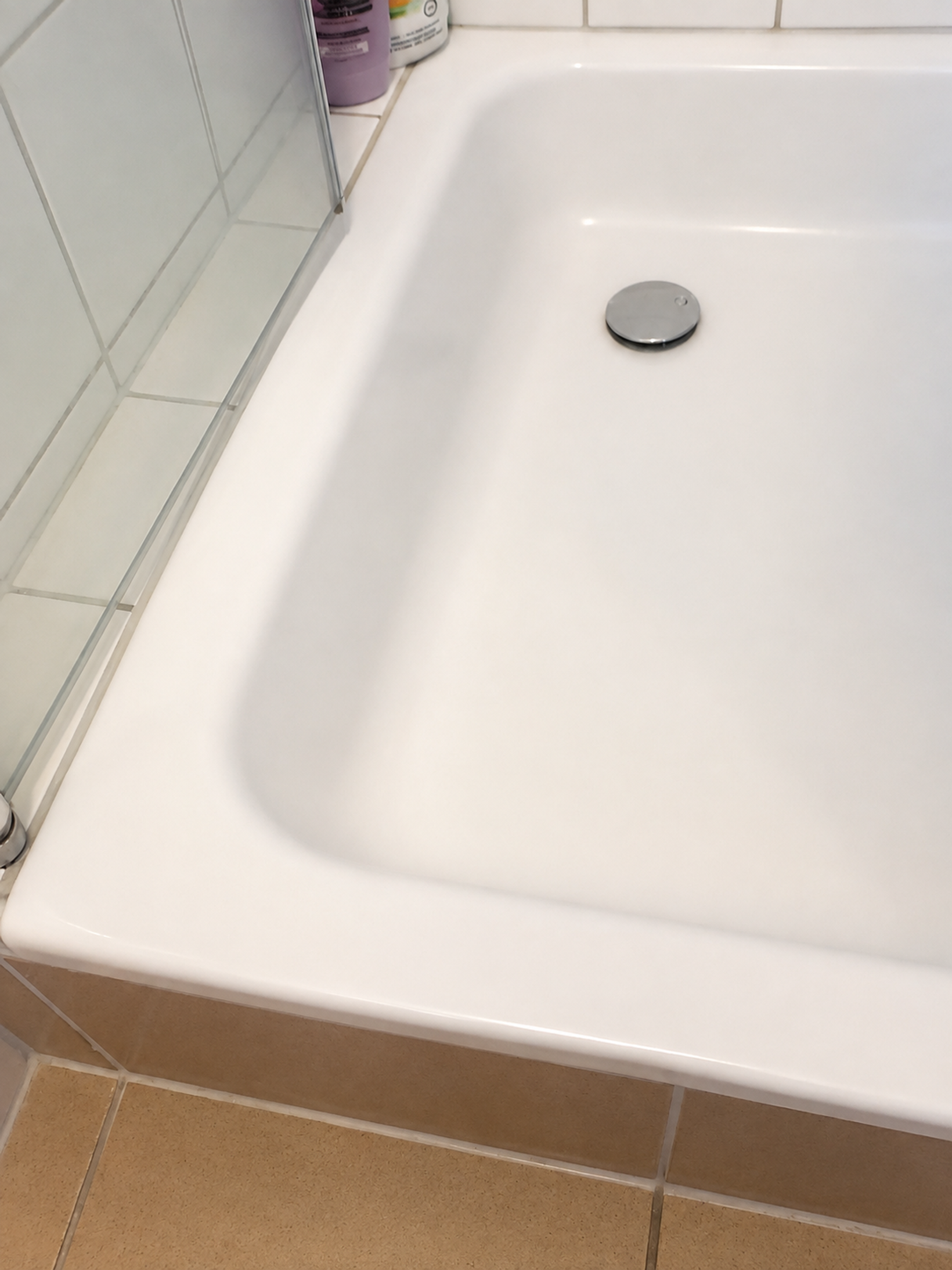 Small shower tray with about 70 × 58 cm of usable space for a baby bathtub
