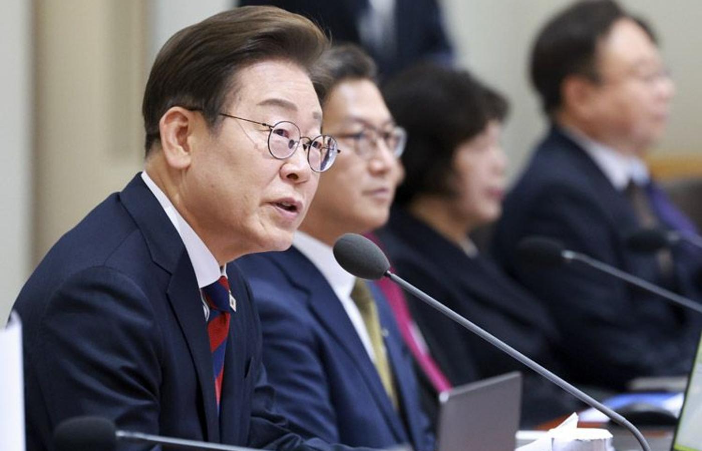 李, 尹정부 장관들과 첫 국무회의…”어색하겠지만 최선다해달라”