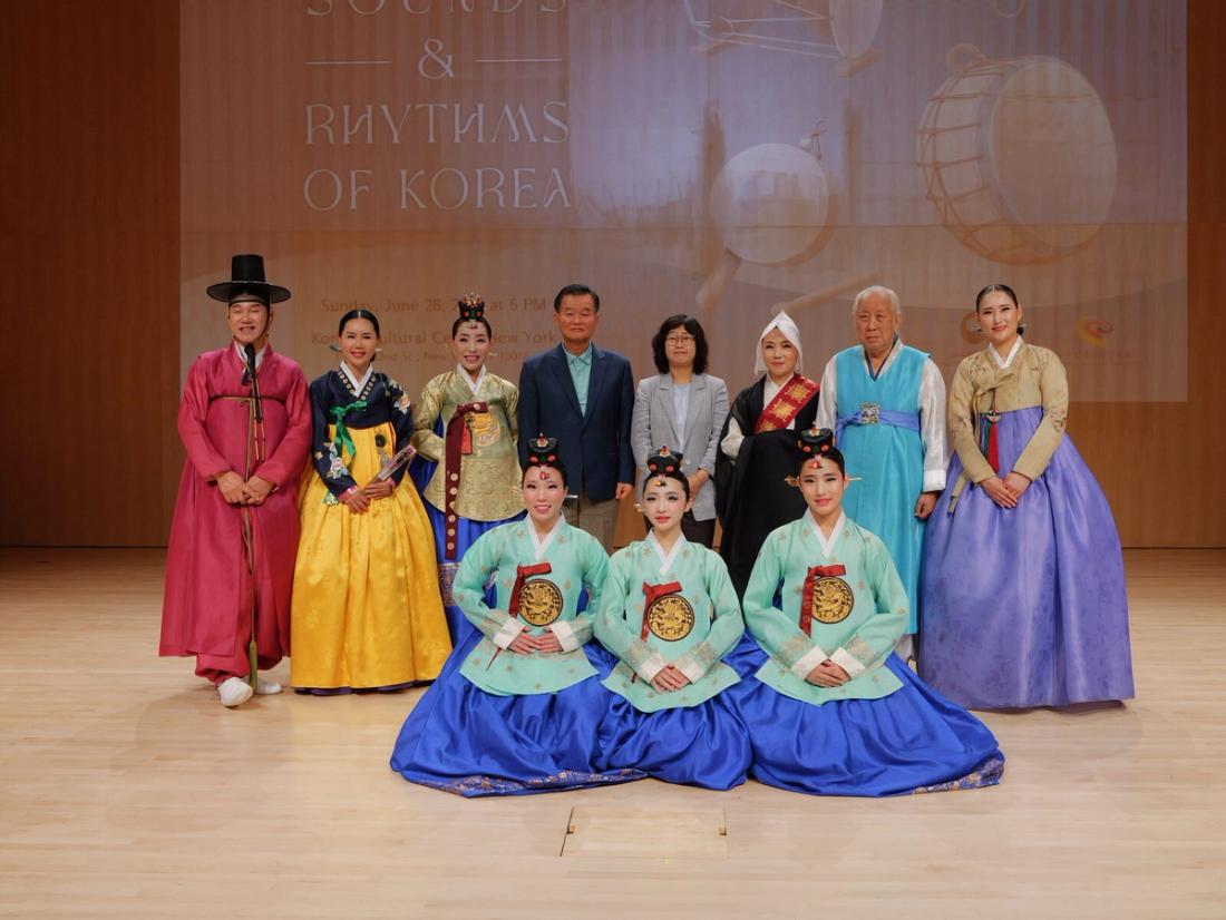 공연에 함께한 국악인들과 경연대회 수상자들의 단체 사진 (사진: 뉴욕한국문화원 제공)