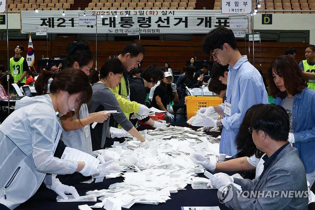 ‘제21대 대선 개표 진행 중’ (서울=연합뉴스) 서대연 기자 = 제21대 대통령 선거일인 3일 서울 관악구 서울대학교 체육관에 마련된 개표소에서 개표 작업이 이뤄지고 있다. 2025.6.3 dwise@yna.co.kr