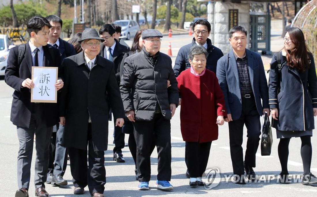 소장 접수하러 가는 김한수, 김용화 할아버지 (서울=연합뉴스) 최재구 기자 = 4일 서울 서초구 법원삼거리에서 일제강제동원 사건 추가소송 제기 기자회견을 마친 강제동원 피해자 김한수, 김용화 할아버지가 민주사회를 위한 변호사모임 관계자들과 함께 소장을 접수하기위해 법원으로 향하고 있다. 2019.4.4 jjaeck9@yna.co.kr