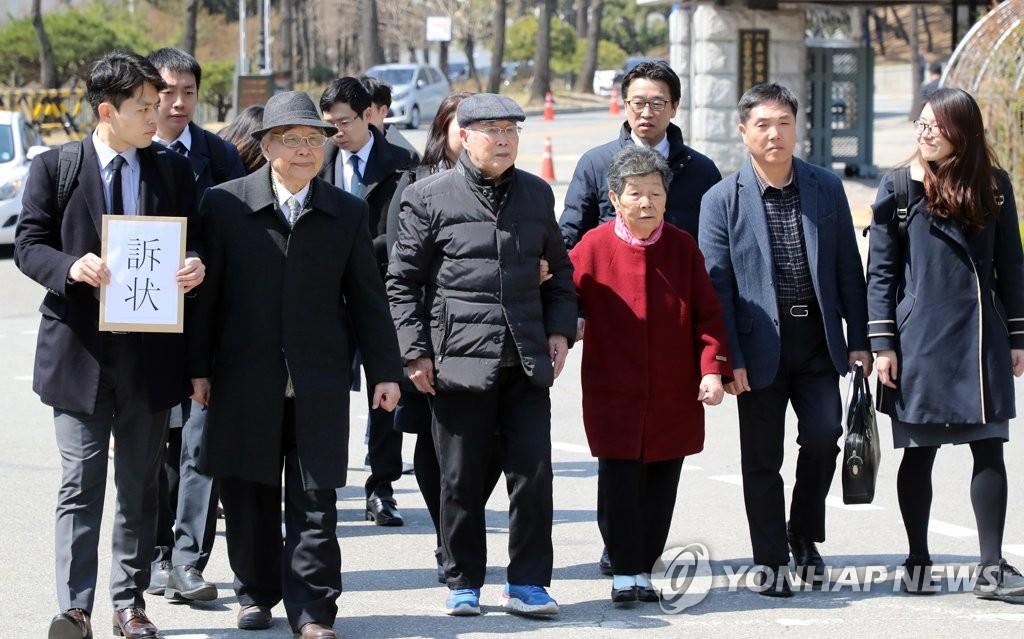 소장 접수하러 가는 김한수, 김용화 할아버지 (서울=연합뉴스) 최재구 기자 = 4일 서울 서초구 법원삼거리에서 일제강제동원 사건 추가소송 제기 기자회견을 마친 강제동원 피해자 김한수, 김용화 할아버지가 민주사회를 위한 변호사모임 관계자들과 함께 소장을 접수하기위해 법원으로 향하고 있다. 2019.4.4 jjaeck9@yna.co.kr