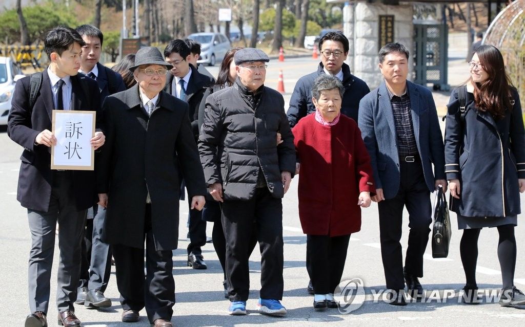 소장 접수하러 가는 김한수, 김용화 할아버지 (서울=연합뉴스) 최재구 기자 = 4일 서울 서초구 법원삼거리에서 일제강제동원 사건 추가소송 제기 기자회견을 마친 강제동원 피해자 김한수, 김용화 할아버지가 민주사회를 위한 변호사모임 관계자들과 함께 소장을 접수하기위해 법원으로 향하고 있다. 2019.4.4 jjaeck9@yna.co.kr