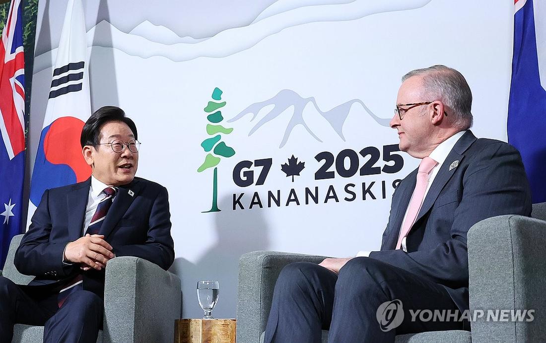 이재명 대통령, 한·호주 정상회담 발언 (캘거리[캐나다]=연합뉴스) 홍해인 기자 = 51차 주요 7개국(G7) 정상회의에 참석한 이재명 대통령이 16일(현지시간) 캐나다 앨버타주 캘거리의 한 호텔에서 앤서니 앨버니지 호주 총리와 한·호주 정상회담을 하며 발언하고 있다. 2025.6.17 hihong@yna.co.kr