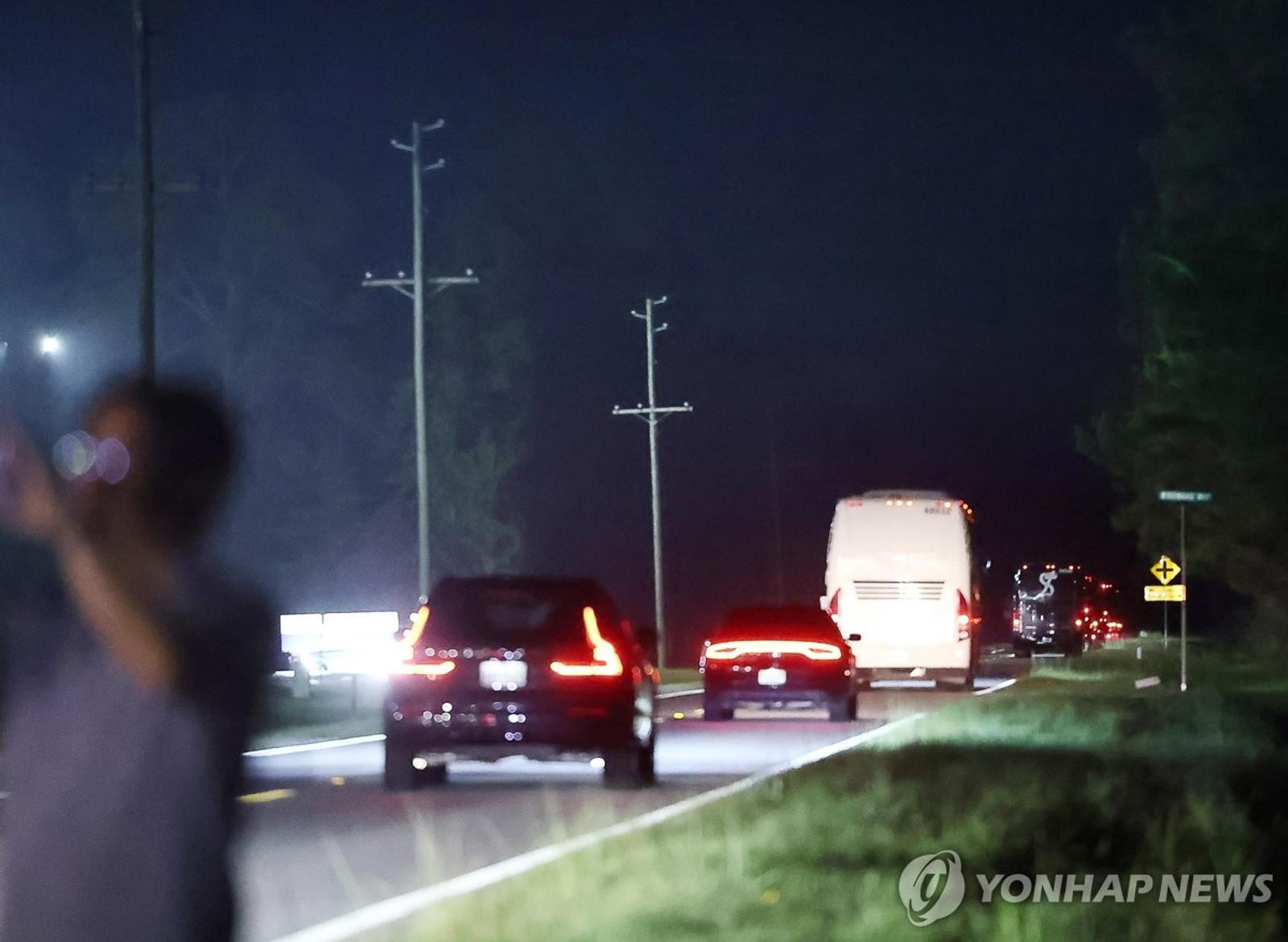 미 구금 한국 근로자, 귀국 위해 애틀란타 공항으로 (포크스턴[미국 조지아주]=연합뉴스) 윤동진 기자 = 이민단속으로 체포됐던 현대차-LG엔솔 배터리공장 건설 현장 직원들을 태운 버스가 11일(현지시간) 조지아주 포크스턴의 이민세관단속국(ICE) 구금시설을 나서 애틀란타 공항으로 향하고 있다. 2025.9.11 mon@yna.co.kr