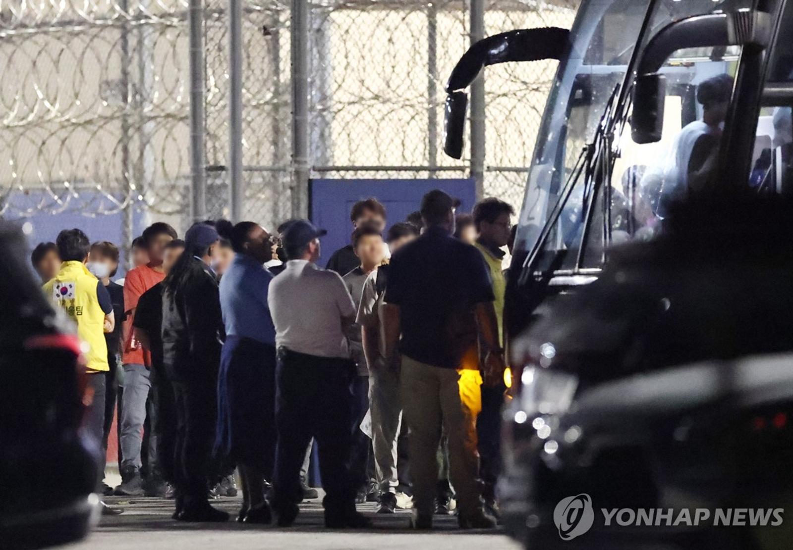 ‘기다리던 집으로’ (포크스턴[미국 조지아주]=연합뉴스) 윤동진 기자 = 이민단속으로 체포됐던 현대차-LG엔솔 배터리공장 건설 현장 직원들이 애틀랜타 공항으로 향하기 위해 11일(현지시간) 조지아주 포크스턴의 이민세관단속국(ICE) 구금시설을 나서며 버스에 탑승하고 있다. 2025.9.11 mon@yna.co.kr